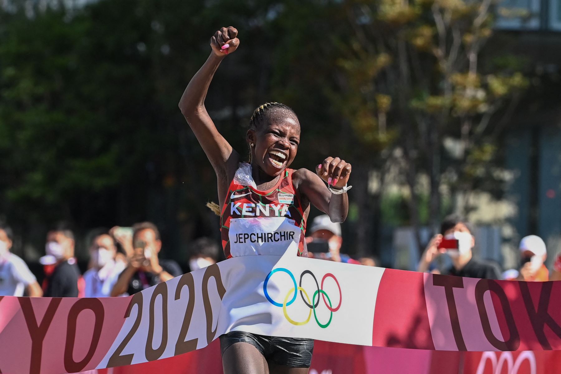 Peres Jepchirchir de Kenia gana la final del maratón femenino durante los Juegos Olímpicos de Tokio 2020 en Sapporo.
Foto: AFP