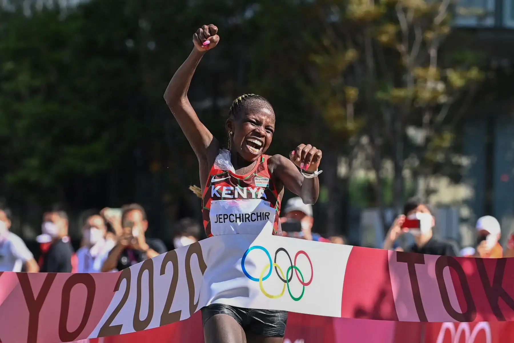 Peres Jepchirchir de Kenia gana la final del maratón femenino durante los Juegos Olímpicos de Tokio 2020 en Sapporo.
Foto: AFP