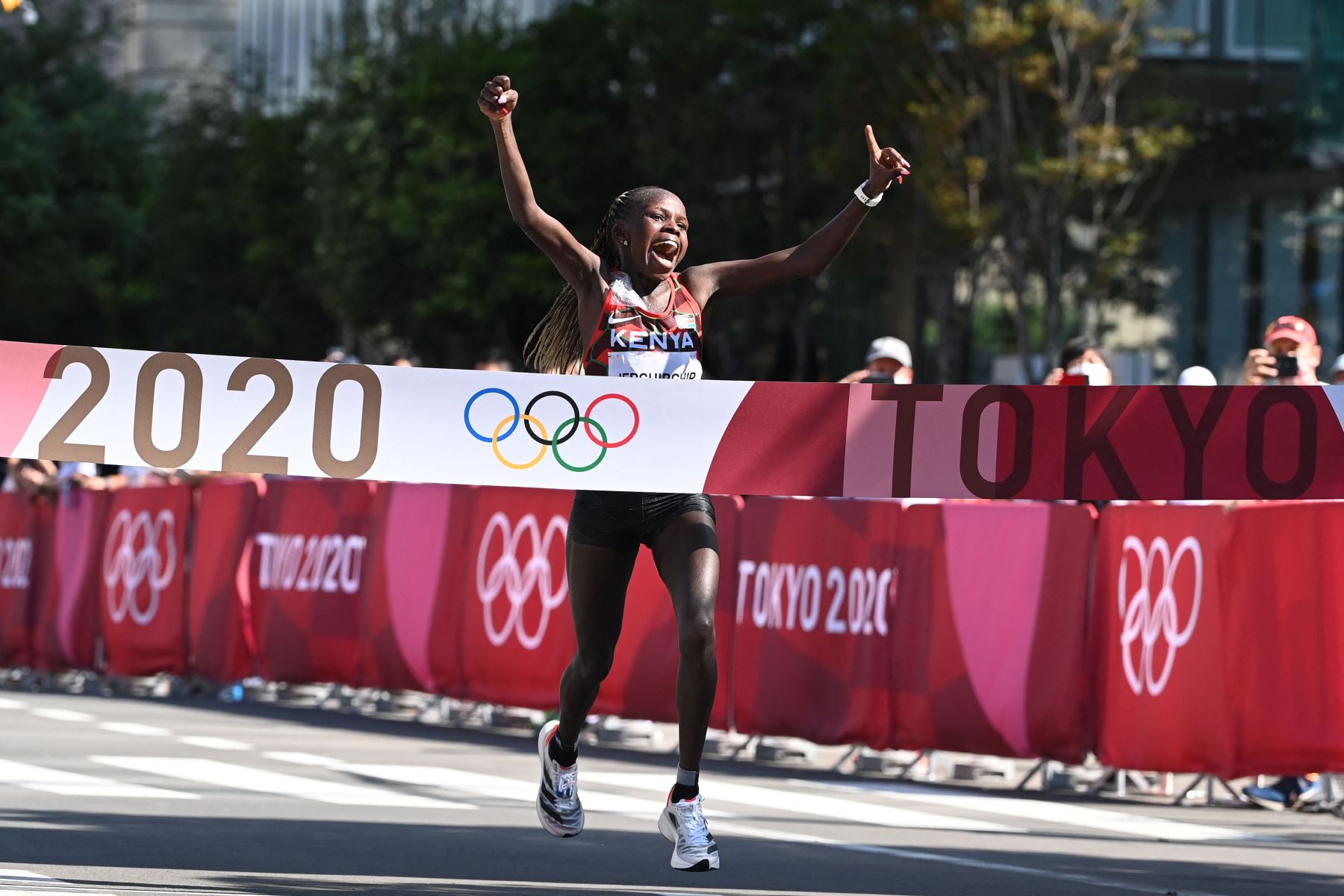 Peres Jepchirchir de Kenia gana la final del maratón femenino durante los Juegos Olímpicos de Tokio 2020 en Sapporo.
Foto: AFP