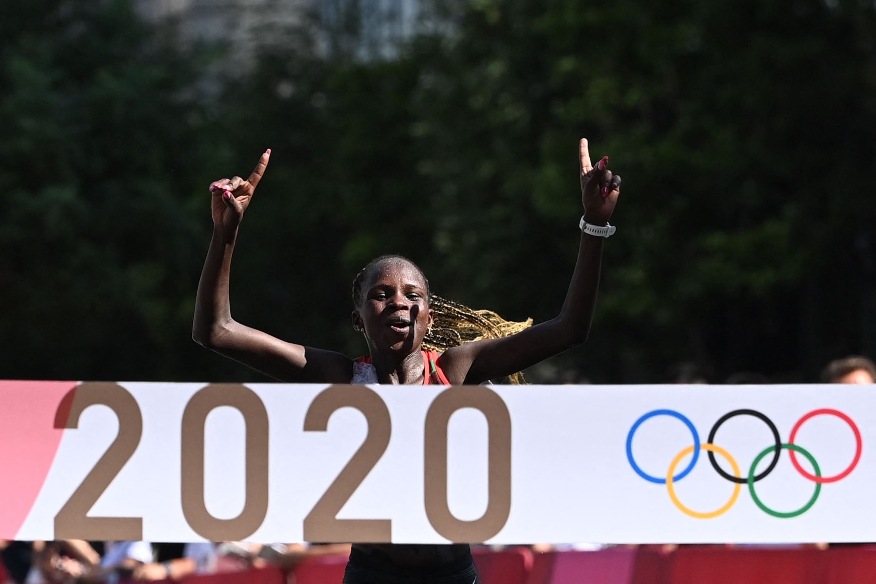 Peres Jepchirchir de Kenia gana la final de maratón femenino durante los Juegos Olímpicos de Tokio 2020 en Sapporo.
Foto: AFP