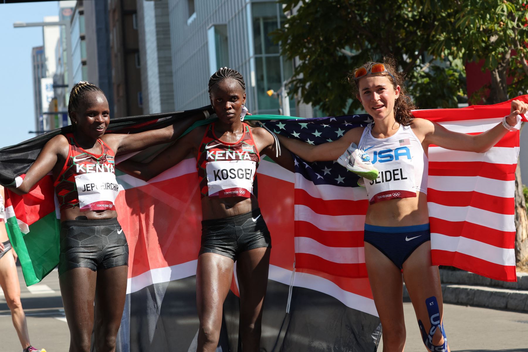 La medallista de oro de Kenia, Peres Jepchirchir, la medallista de plata de Kenia Brigid Kosgei y la medallista de bronce de EE. UU. Molly Seidel celebran después de la final del maratón femenino durante los Juegos Olímpicos de Tokio 2020.
Foto: AFP