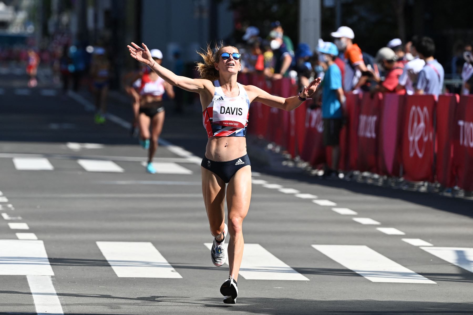 La estadounidense Tara Davis cruza la línea de meta de la final del maratón femenino durante los Juegos Olímpicos de Tokio 2020.
Foto: AFP