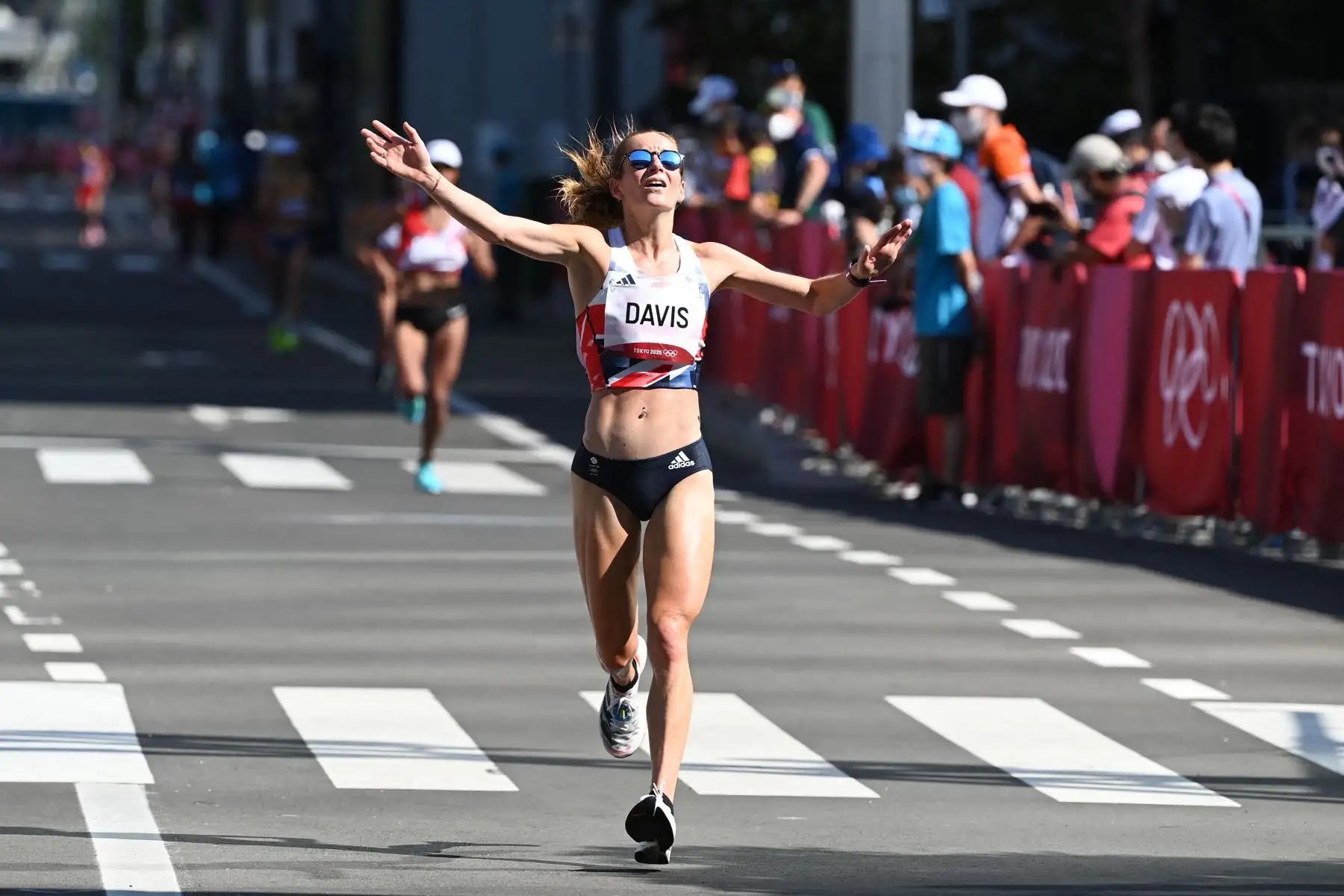 La estadounidense Tara Davis cruza la línea de meta de la final del maratón femenino durante los Juegos Olímpicos de Tokio 2020.
Foto: AFP