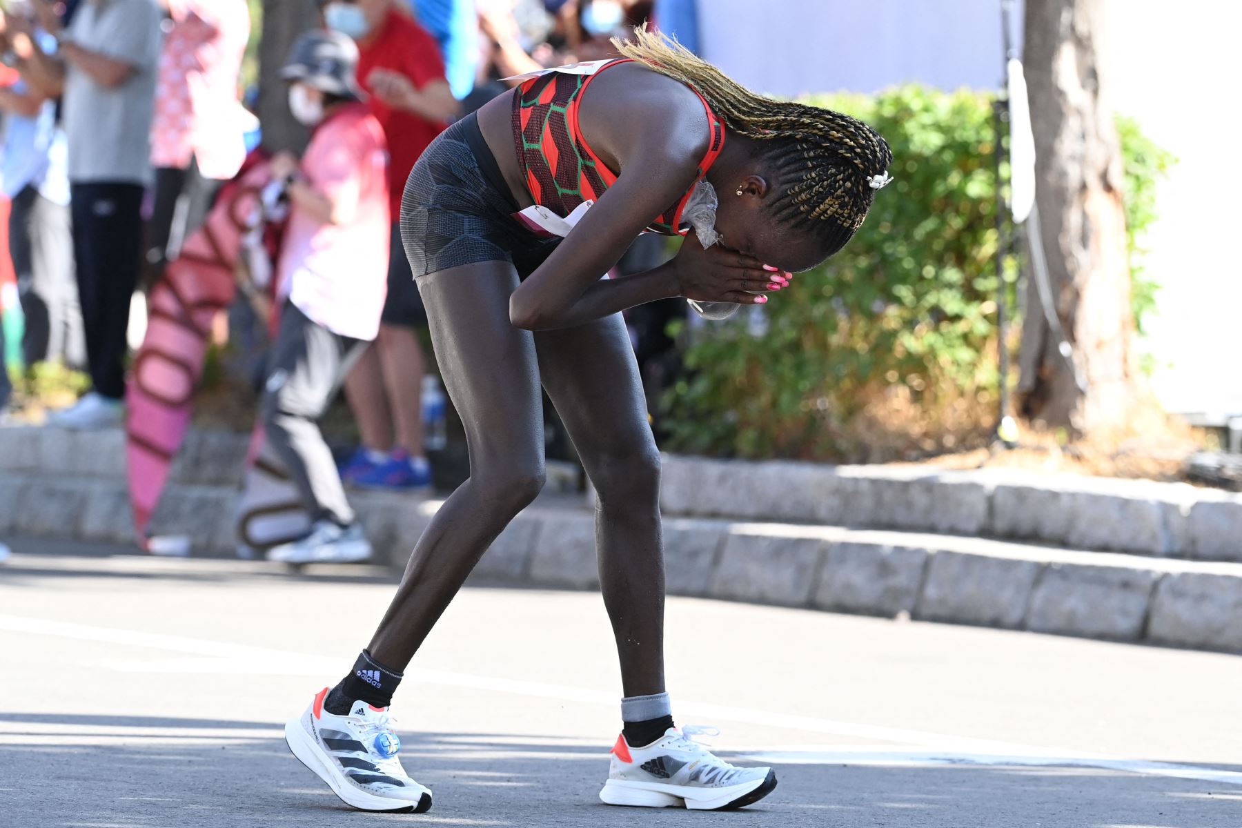 Peres Jepchirchir de Kenia celebra después de ganar la final del maratón femenino durante los Juegos Olímpicos de Tokio 2020 en Sapporo.
Foto: AFP