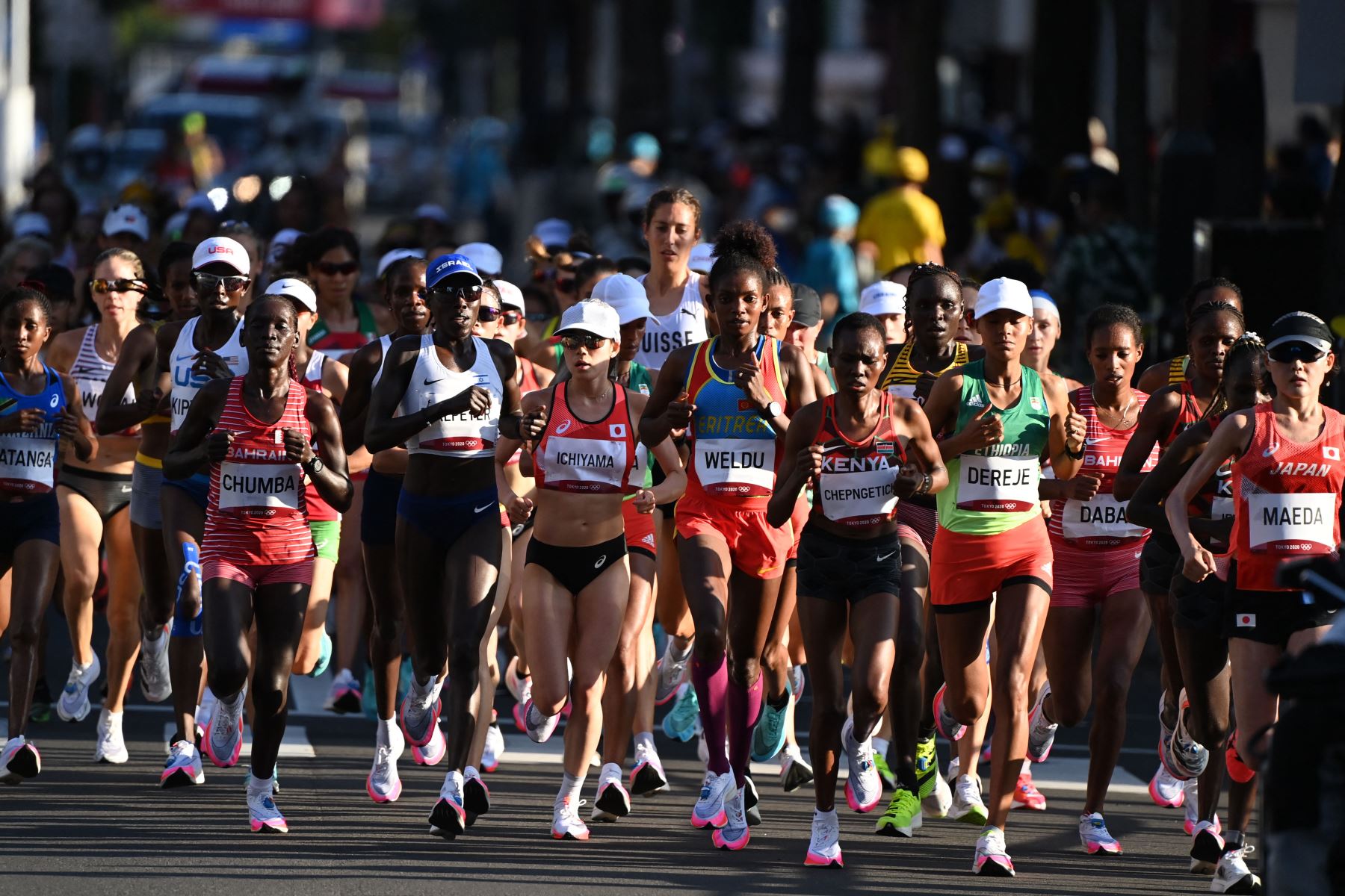 Los atletas compiten en la final del maratón femenino durante los Juegos Olímpicos de Tokio 2020 en Sapporo.
Foto: AFP