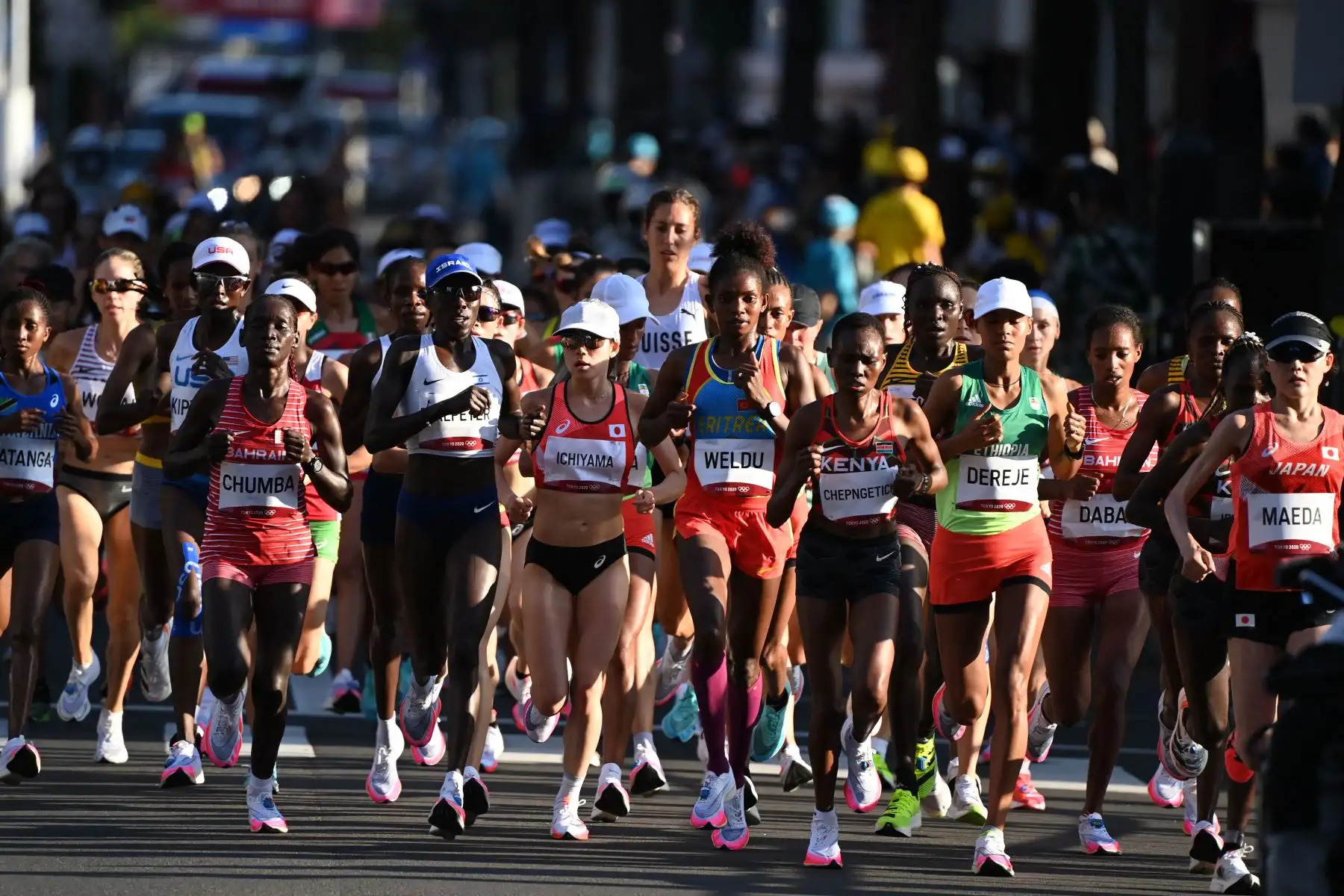Los atletas compiten en la final del maratón femenino durante los Juegos Olímpicos de Tokio 2020 en Sapporo.
Foto: AFP