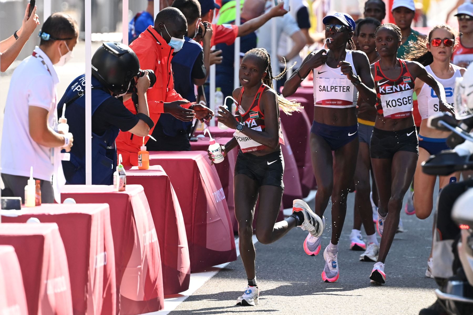 Peres Jepchirchir de Kenia compite en la final del maratón femenino durante los Juegos Olímpicos de Tokio 2020 en Sapporo.
Foto: AFP