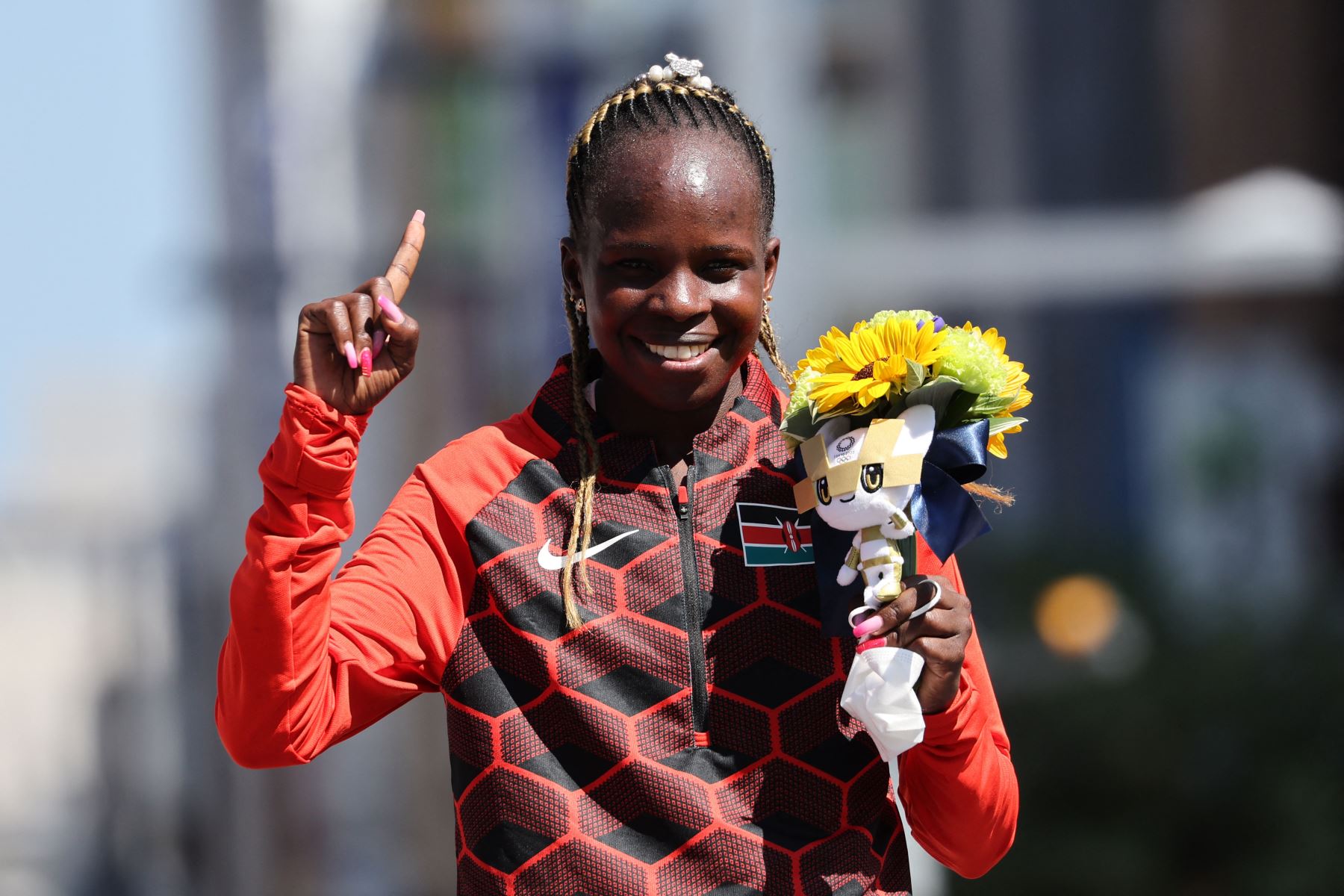 Peres Jepchirchir de Kenia celebra después de ganar la final del maratón femenino durante los Juegos Olímpicos de Tokio 2020 en Sapporo.
Foto: AFP