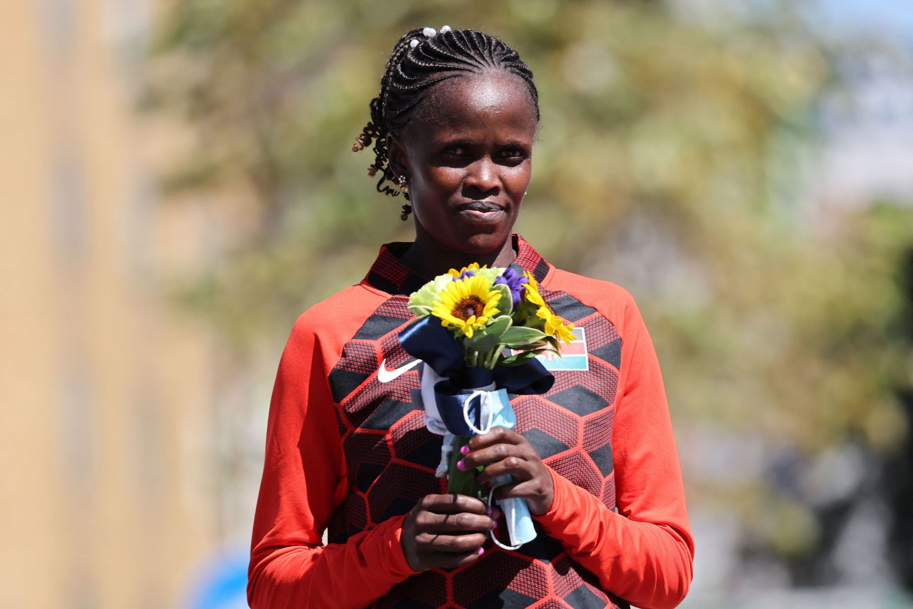 Brigid Kosgei, medallista de plata de Kenia, celebra después de la final del maratón femenino durante los Juegos Olímpicos de Tokio 2020 en Sapporo.
Foto: AFP