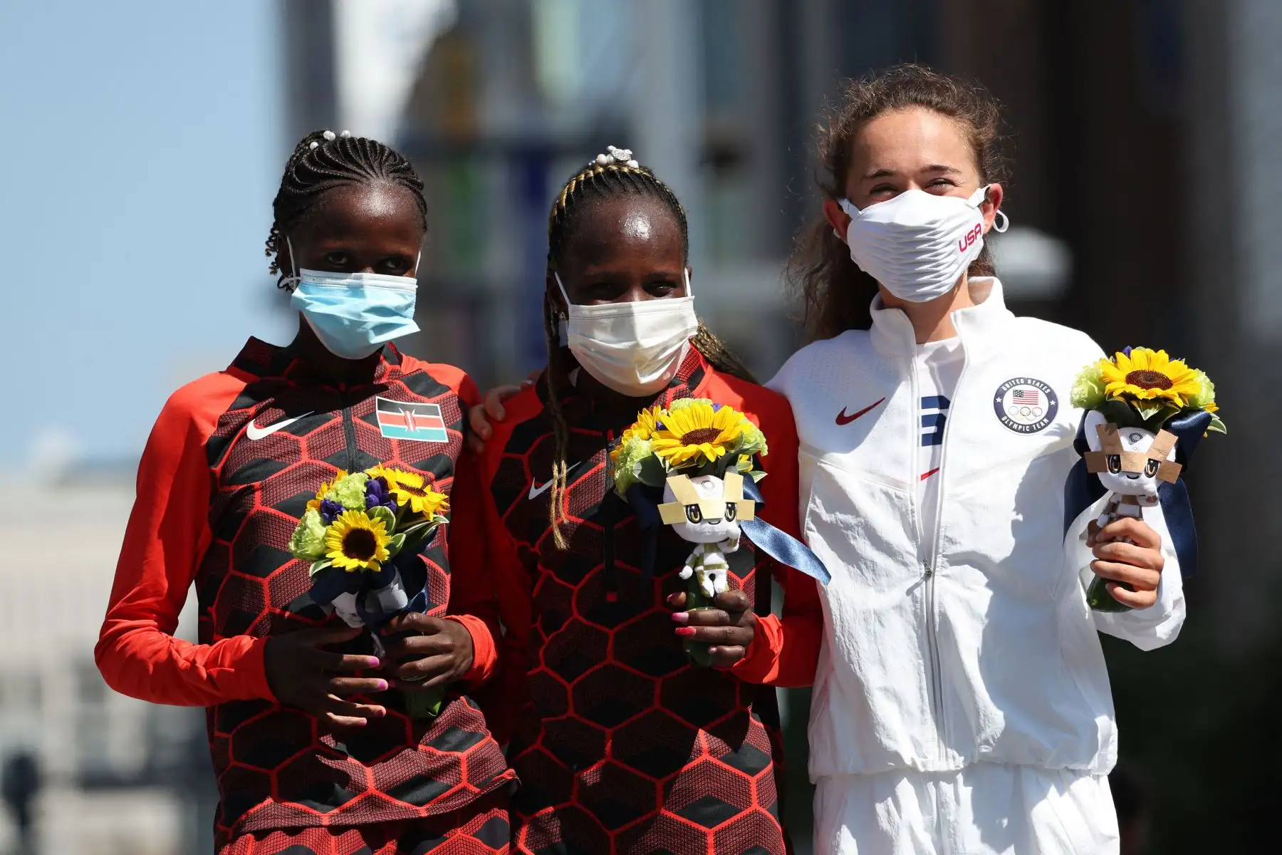 La medallista de plata de Kenia Brigid Kosgei, la medallista de oro de Kenia Peres Jepchirchir y la medallista de bronce de EE. UU. Molly Seidel celebran en el podio después de la final del maratón femenino durante los Juegos Olímpicos de Tokio 2020 en Sapporo .
Foto : AFP