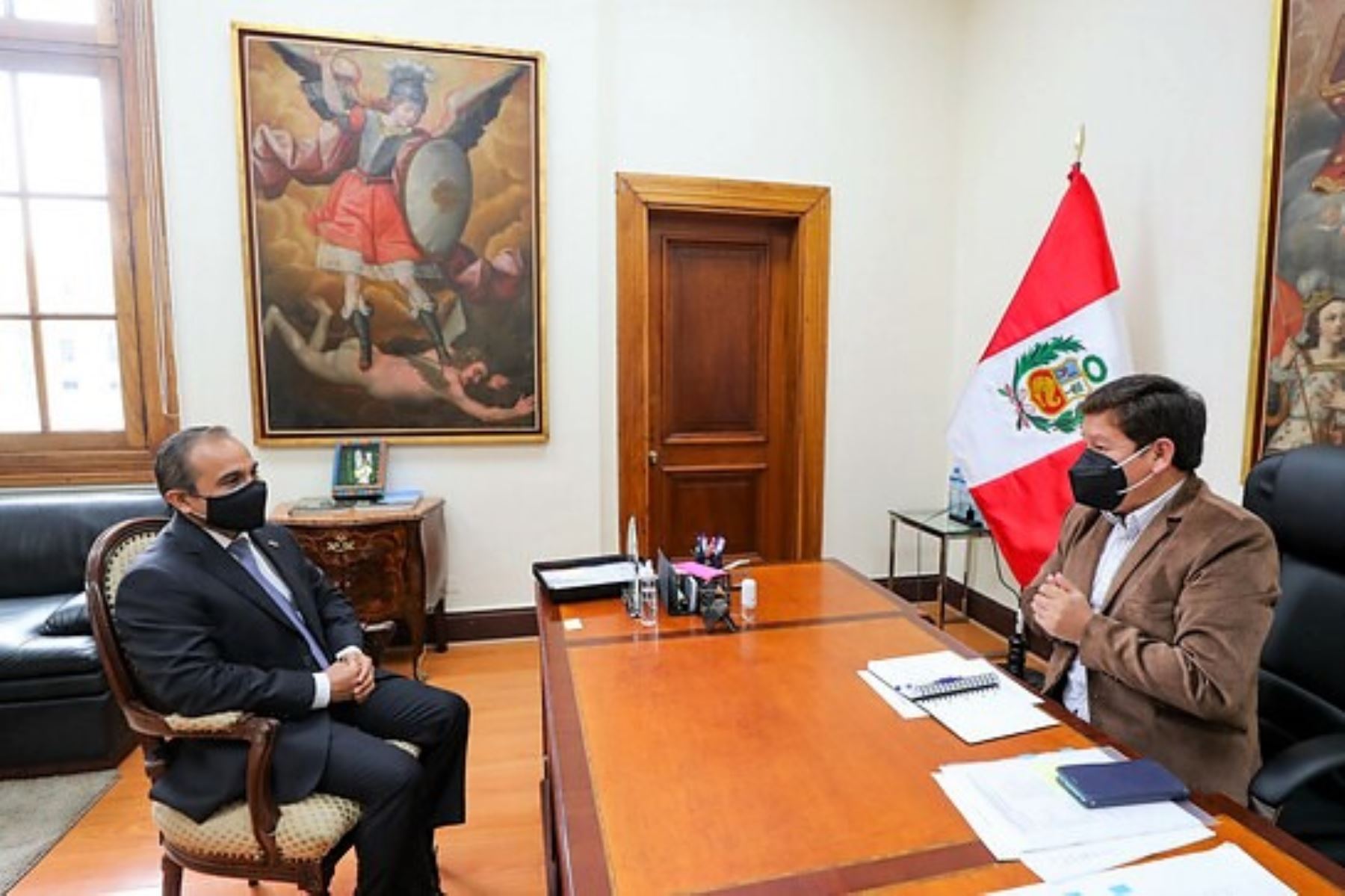 En su despacho en la PCM, el jefe del Gabinete Ministerial, Guido Bellido, recibió el saludo de diversos embajadores acreditados en el Perú.