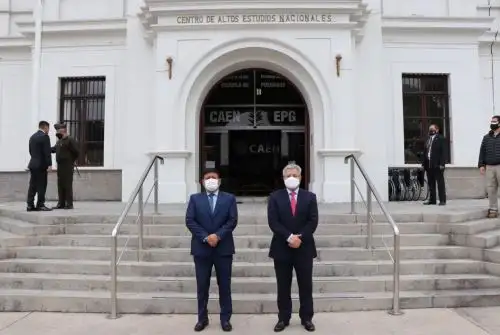 El ministro de Defensa, Walter Ayala, junto al director del CAEN, Walter Astudillo.