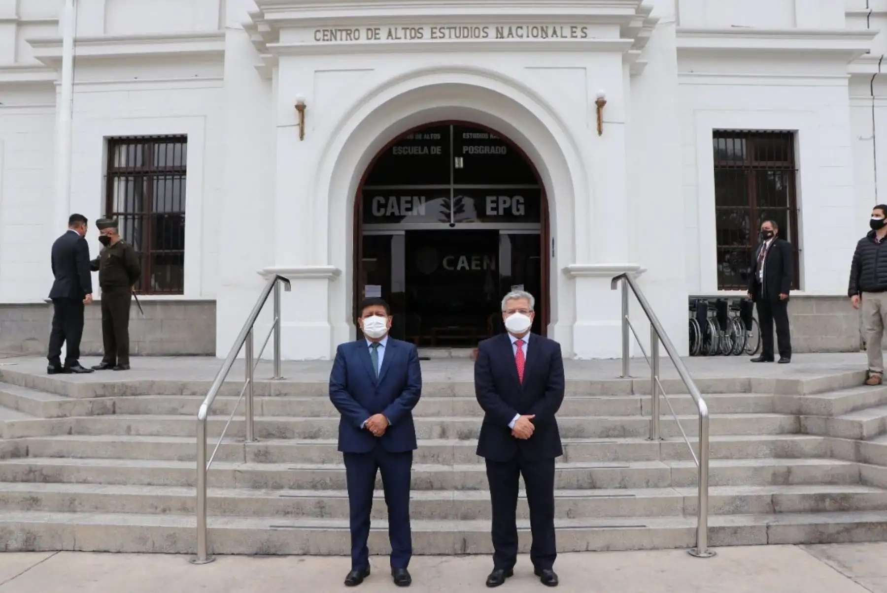 El ministro de Defensa, Walter Ayala, junto al director del CAEN, Walter Astudillo.