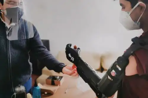 Este dispositivo permite la flexión de codo en diferentes ángulos y así mismo al ser fabricado con impresión 3D, brinda mayor comodidad. Foto: Pixed