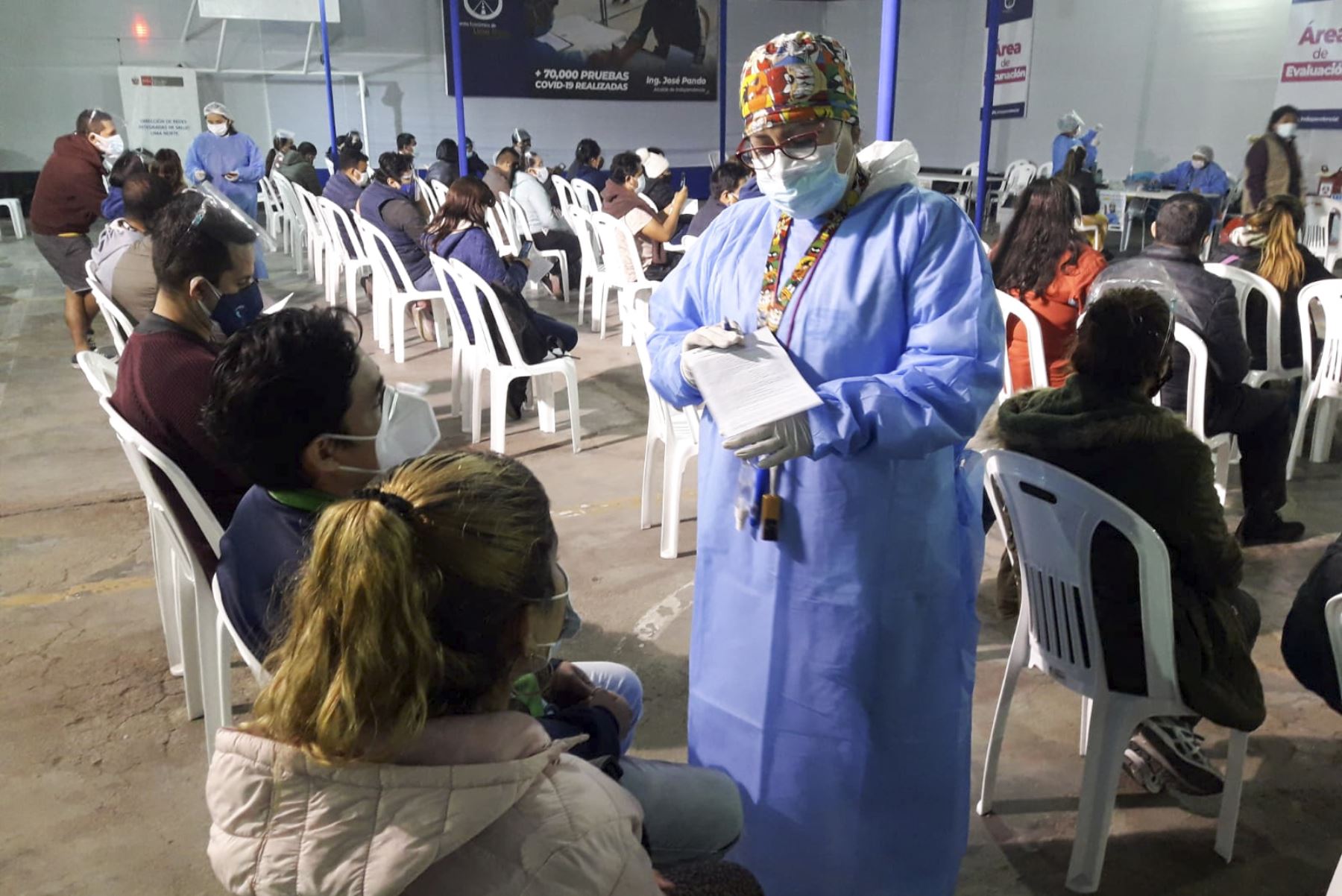 Personas asistieron en horas de la madrugada a recibir su vacuna en el coliseo Perú-Japón, en Independencia. Foto: ANDINA/Minsa