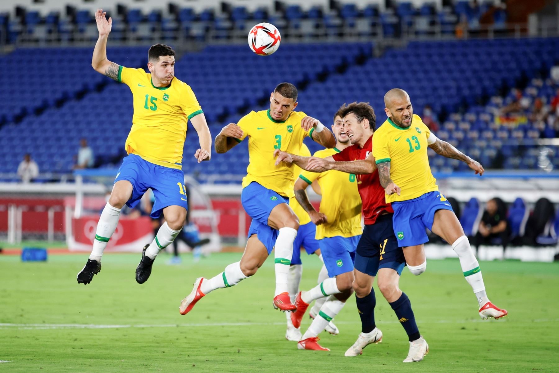 El delantero español Mikel Merino disputa un balón ante los defensas brasileños Nino, Diego Carlos y Dani Alves en la final de fútbol masculino de los Juegos Olímpicos de Tokio 2020, en el Estadio Internacional de Yokohama. Foto: EFE