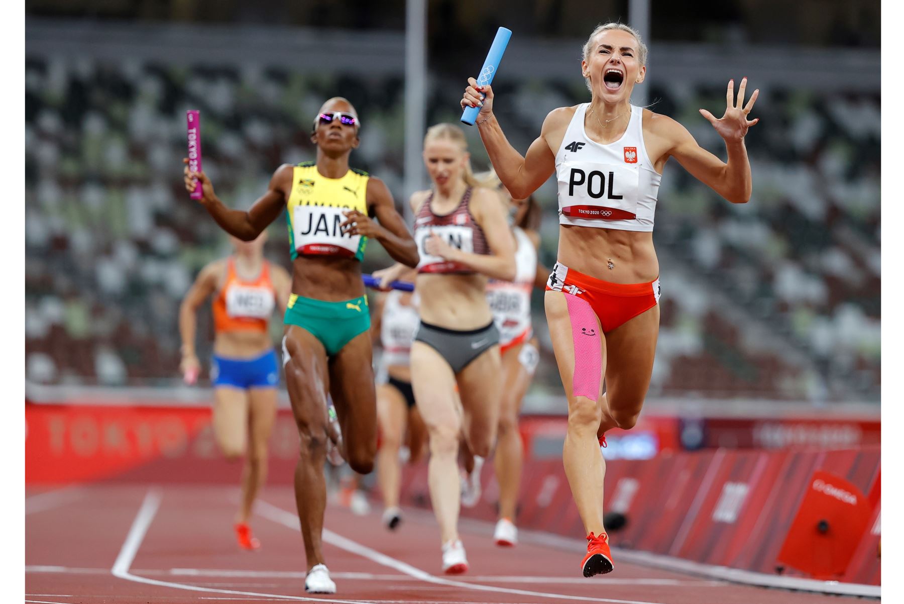 ustyna Swiety-Ersetic del Equipo Polonia reacciona al cruzar la línea de meta al ganar la medalla de plata en la final femenina de relevos 4 x 400m durante las pruebas de Atletismo de Tokio 2020. Foto: EFE