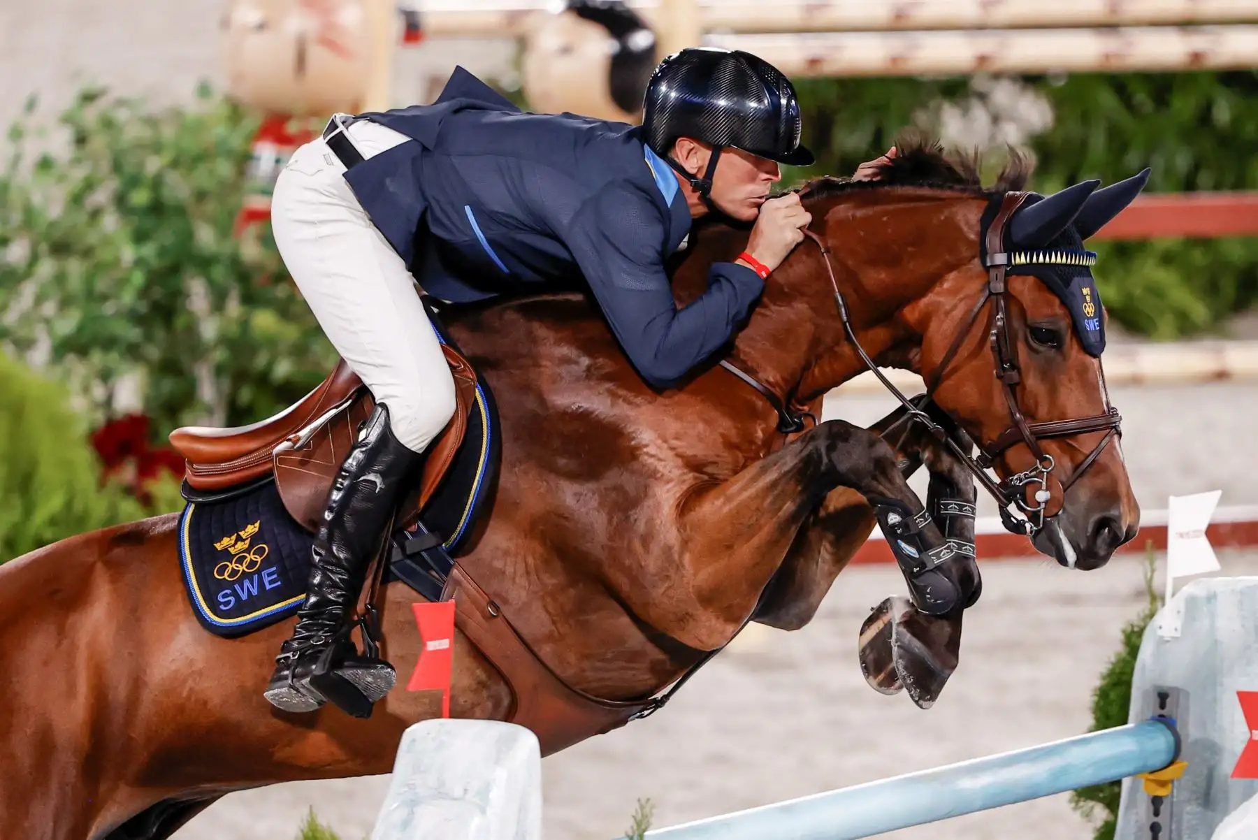 El sueco Henrik von Eckermann compite en la final de salto por equipos de Equitación durante los Juegos Olímpicos 2020, en el hipódromo Equestrian Park, en Tokio, Japón. Foto: EFE