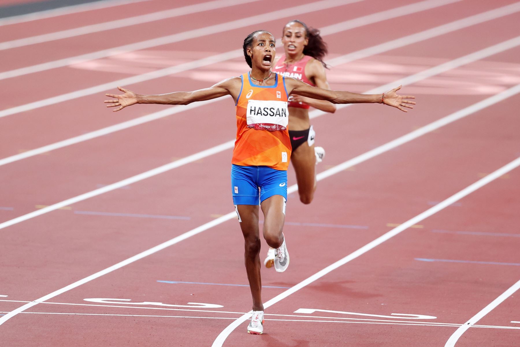 La medallista de oro, Sifan Hassan, de Holanda reacciona al cruzar la línea de meta y ganar la final femenina de los 10.000m durante las pruebas de Atletismo de los Juegos Olímpicos de Tokio 2020, en el Estadio Olímpico de Tokio. Foto: EFE