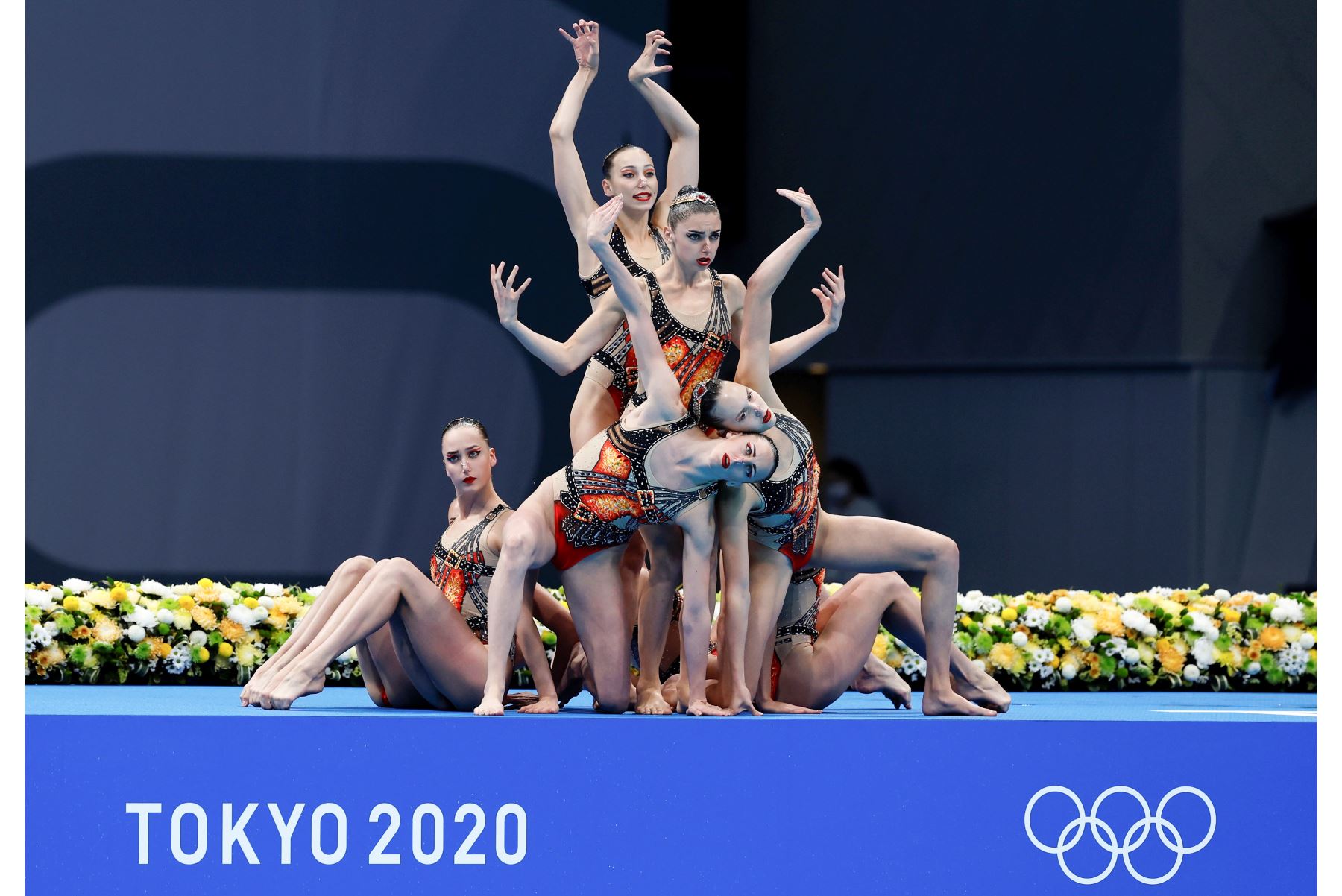 El equipo de Ucrania participa en la natación de rutina libre del equipo femenino durante los eventos de natación artística de los Juegos Olímpicos de Tokio 2020, en el Centro Acuático de Tokio. Foto: EFE