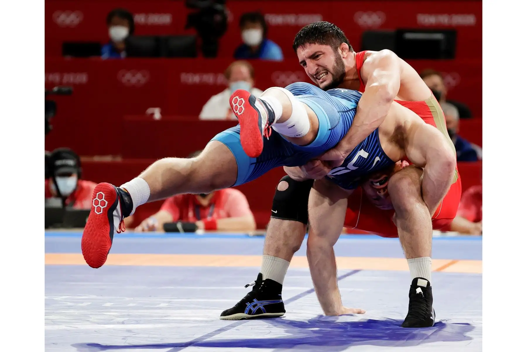 Abdulrashid Sadulaev del Comité Olímpico Ruso en acción con Kyle Frederick Snyder de los EE. UU. Durante las finales de lucha libre masculina de 97 kg de los Juegos Olímpicos de Tokio 2020, en el centro de convenciones Makuhari Messe, en Chiba. Foto: EFE