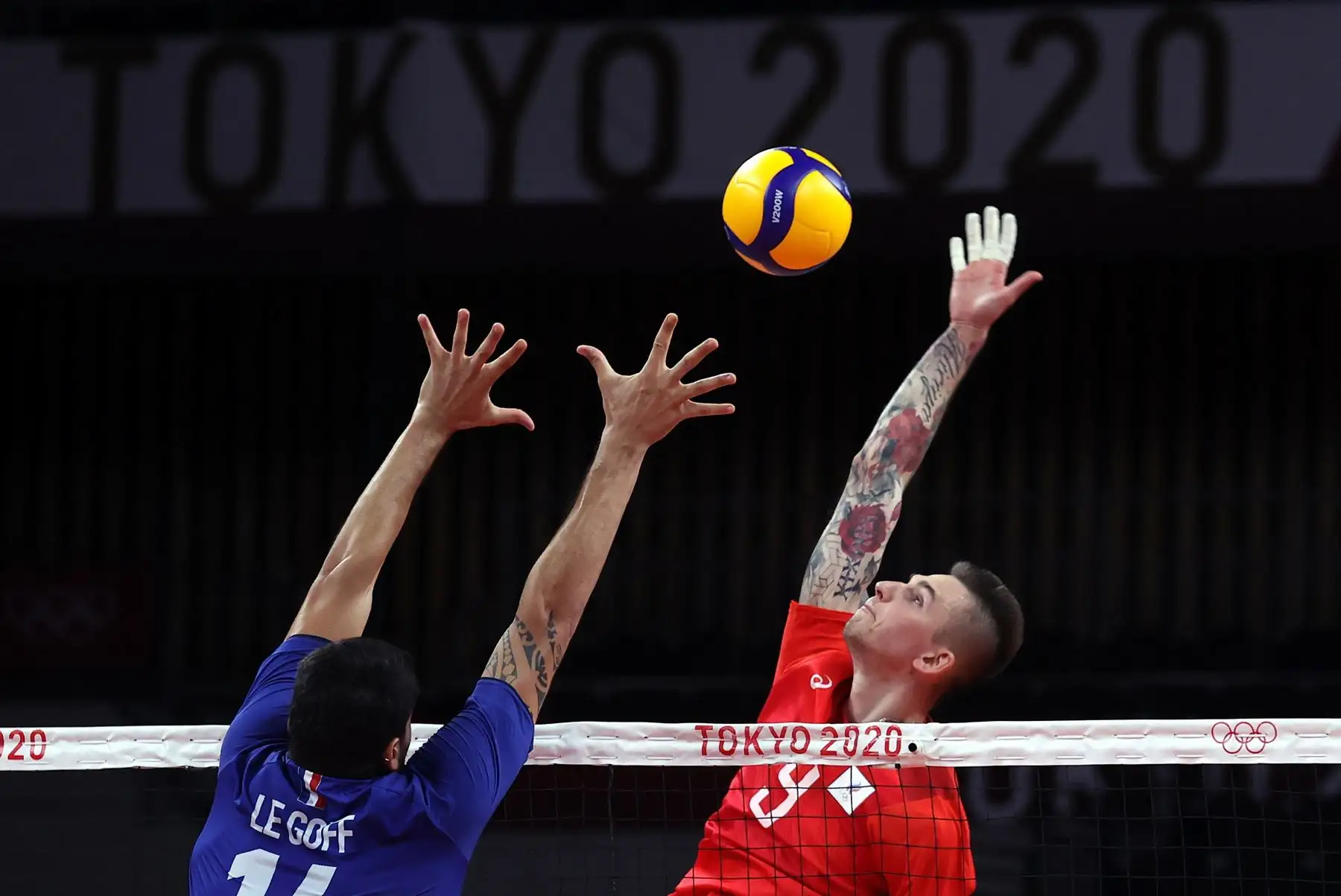 Ivan Iakovlev de Rusia en acción contra Nicolas le Goff de Francia durante el partido por la medalla de oro de voleibol masculino de los Juegos Olímpicos de Tokio 2020, en el Ariake Arena de Tokio, Japón. Foto: EFE
