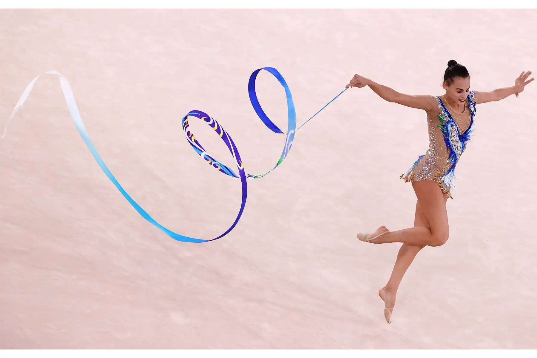 Linoy Ashram de Israel compite en la final individual de gimnasia rítmica durante los Juegos Olímpicos de Tokio 2020 en el Centro de Gimnasia Ariake de Tokio. Foto: EFE