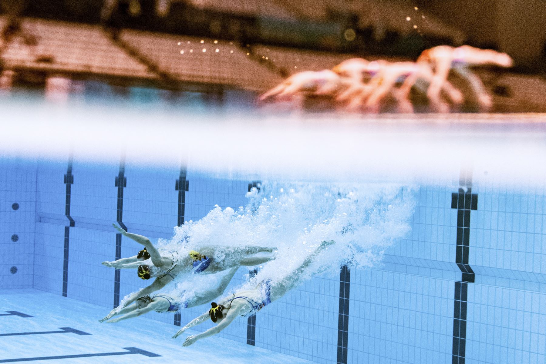 Una vista submarina muestra al equipo de Rusia en competencia de natación artística por equipos durante los Juegos Olímpicos de Tokio 2020, en el Centro Acuático de Tokio. Foto: AFP