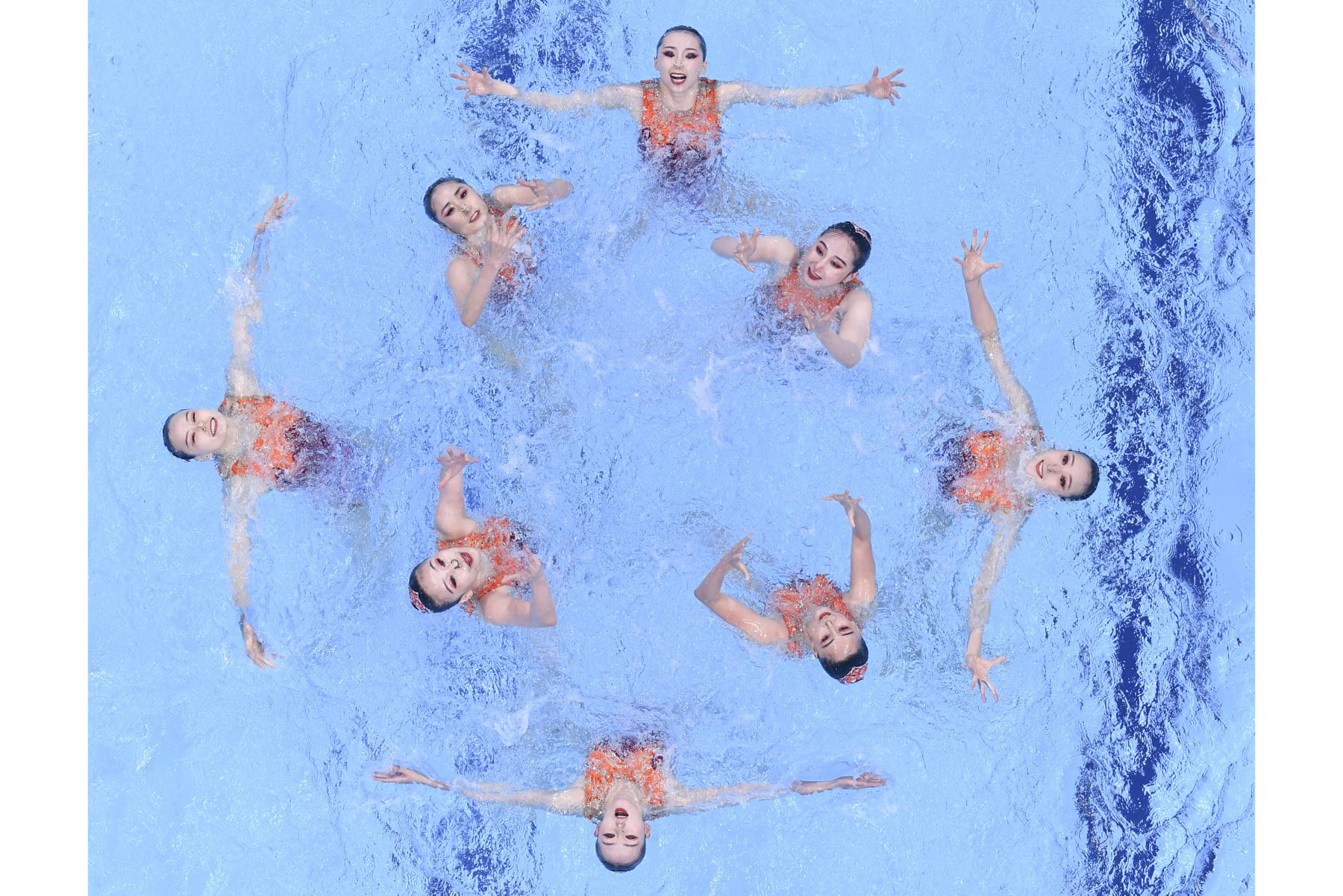 El equipo de China compite en el evento de natación artística de rutina libre por equipos, durante los Juegos Olímpicos de Tokio 2020, en el Centro Acuático. Foto: AFP