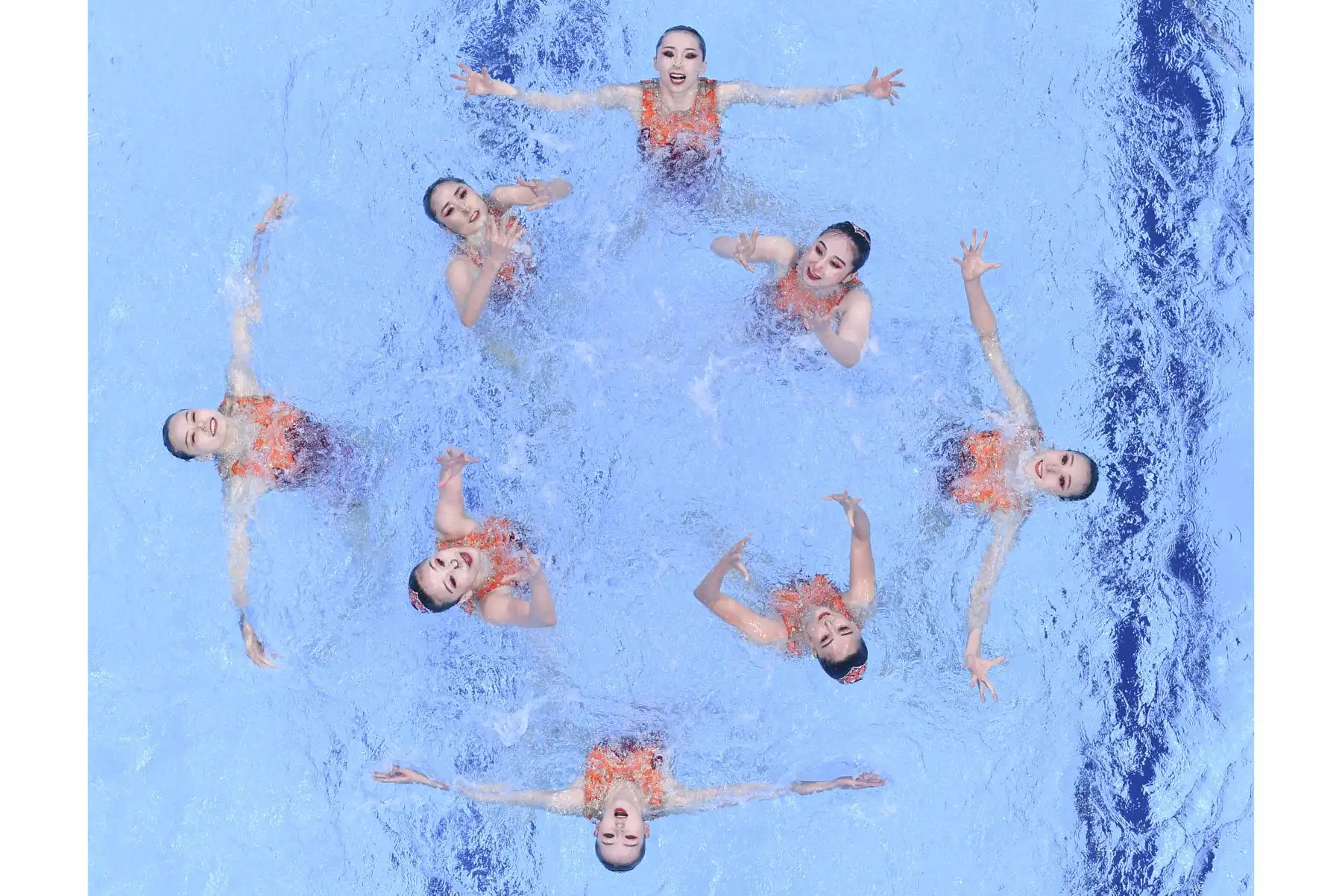 El equipo de China compite en el evento de natación artística de rutina libre por equipos, durante los Juegos Olímpicos de Tokio 2020, en el Centro Acuático. Foto: AFP