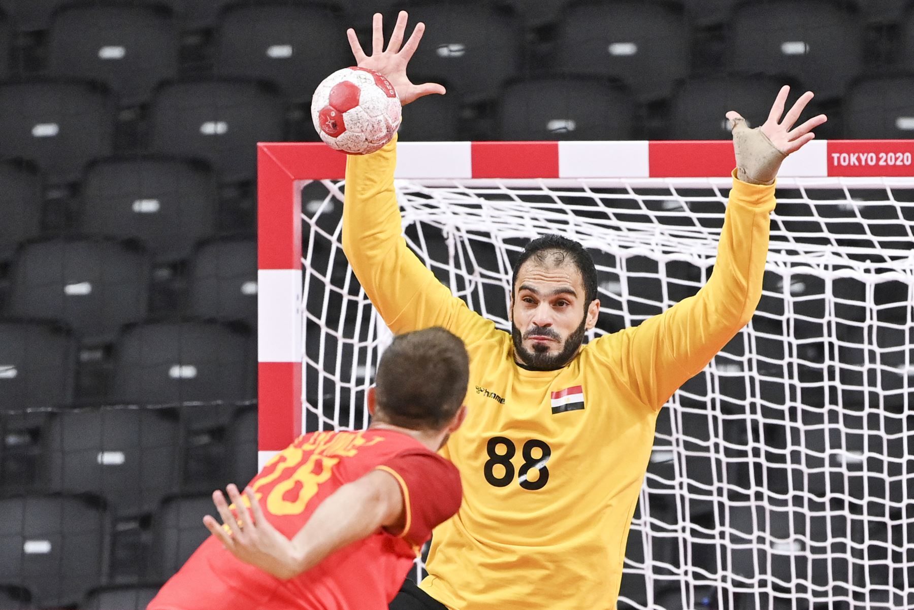 El portero egipcio Karim Hendawy intenta detener un disparo durante el partido de balonmano por la medalla de bronce masculina entre Egipto y España de los Juegos Olímpicos de Tokio 2020. Foto: AFP