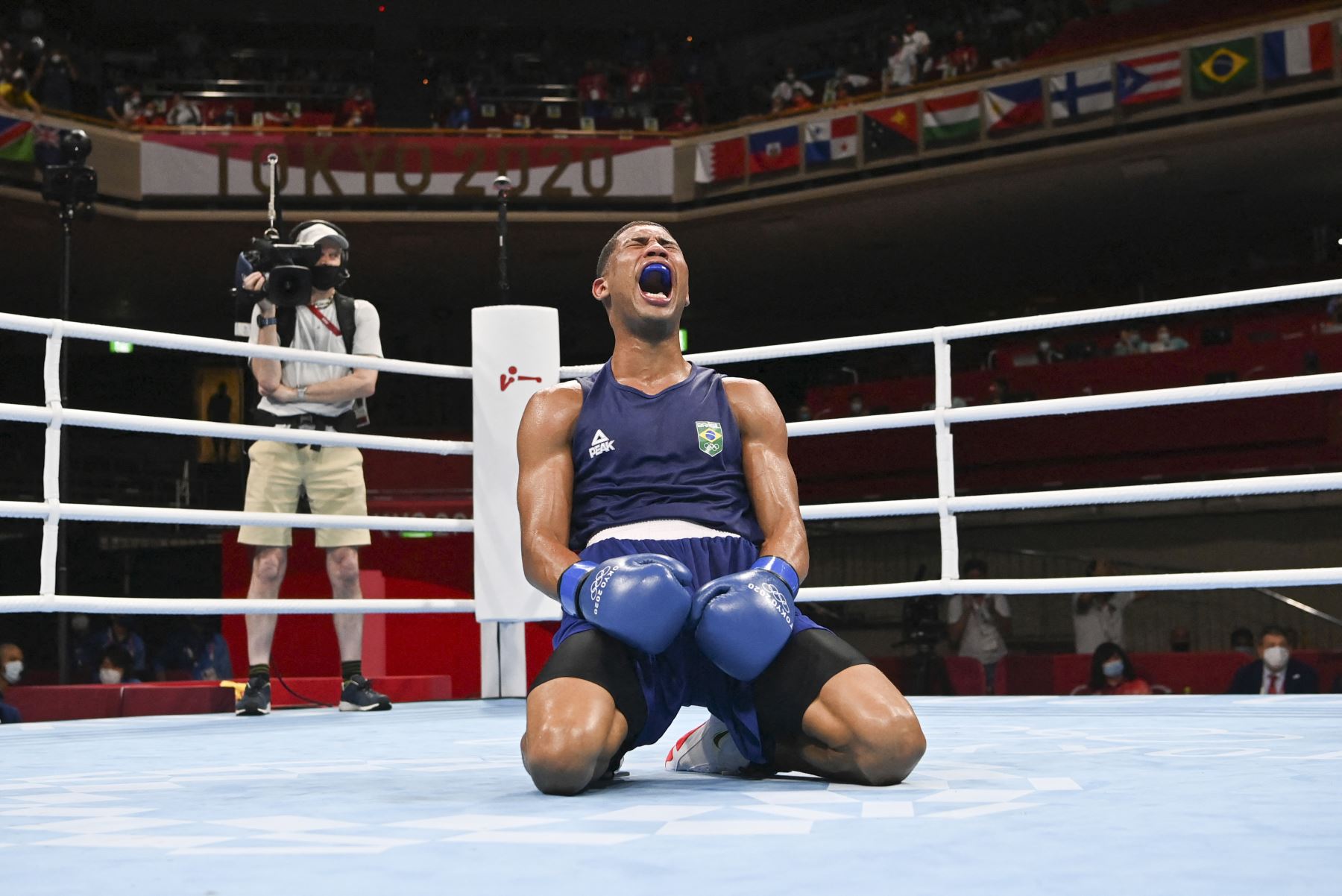 El brasileño Hebert Sousa celebra después de ganar contra el ucraniano Oleksandr Khyzhniak en la final de boxeo de peso medio masculino (69-75 kg) durante los Juegos Olímpicos de Tokio 2020, en el Kokugikan Arena. Foto: AFP