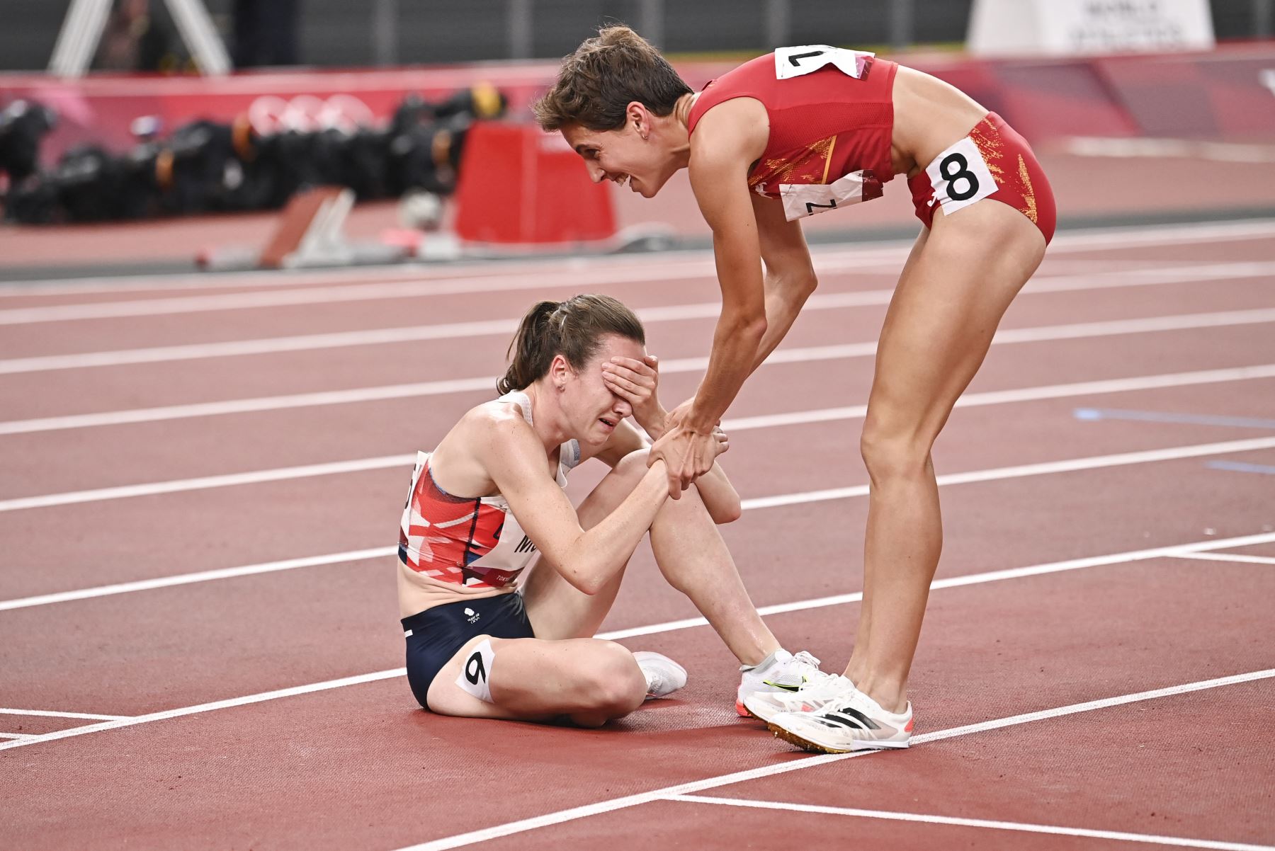 La española Marta Pérez felicita a la británica Laura Muir, segunda clasificada, después de competir en la final femenina de 1500 metros durante los Juegos Olímpicos de Tokio 2020. Foto: AFP