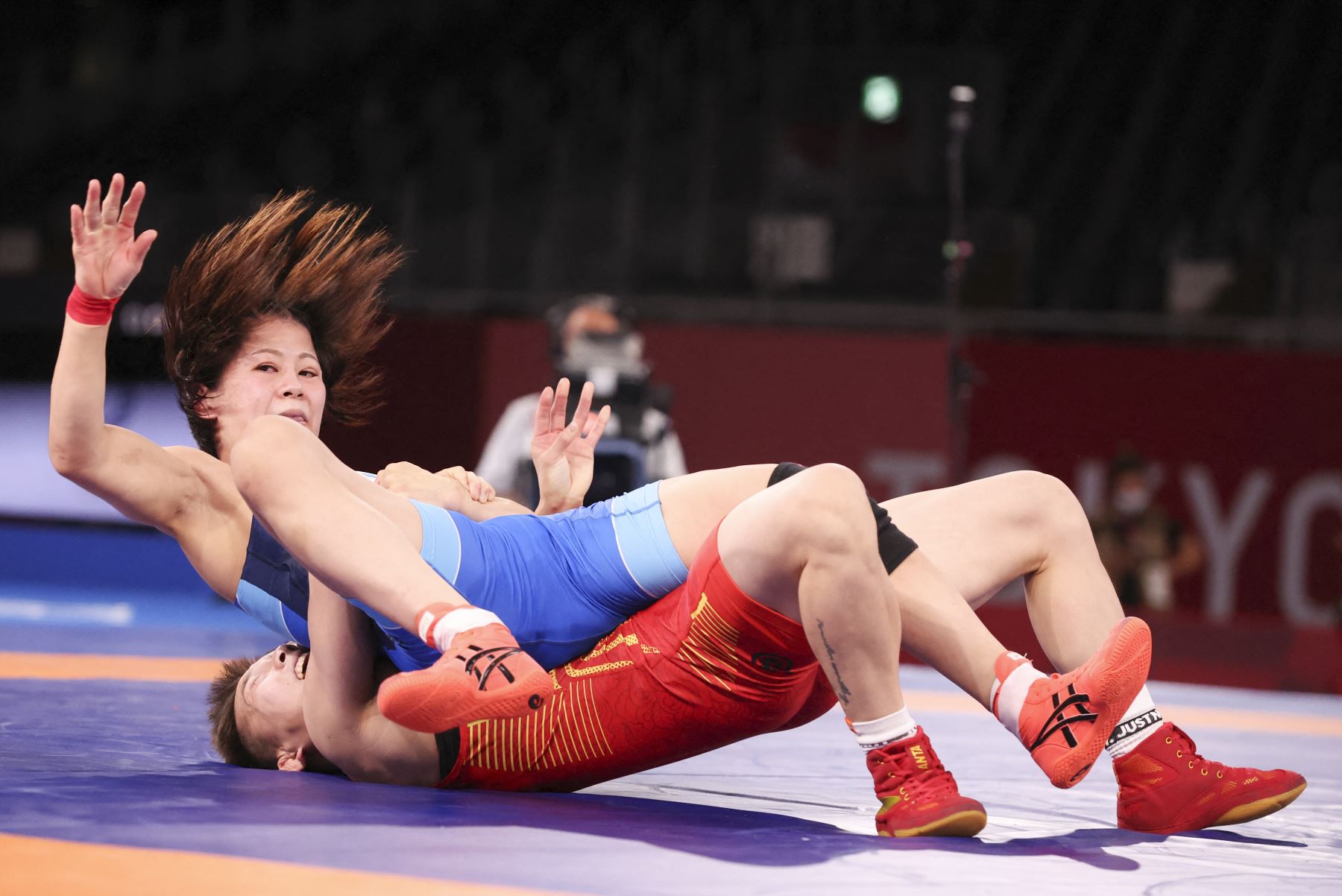 Pang Qianyu de China lucha contra Mayu Mukaida de Japón en su último combate de lucha libre femenino de 53 kg durante los Juegos Olímpicos de Tokio 2020, en el Makuhari Messe. Foto: AFP