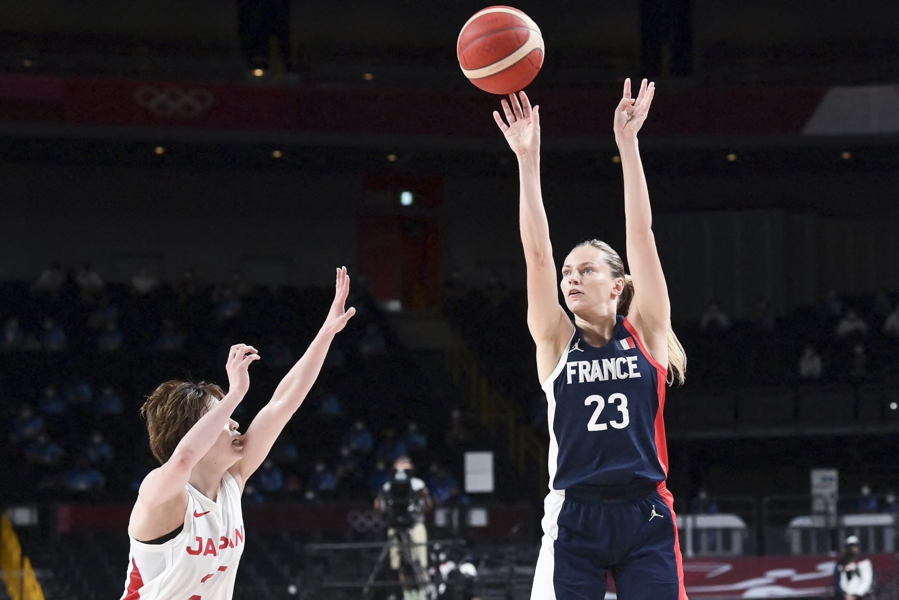 La francesa Marine Johannes en acción durante la semifinal femenina de baloncesto entre Japón y Francia por los Juegos Olímpicos de Tokio 2020, en el Saitama Super Arena, en Saitama. Foto: AFP
