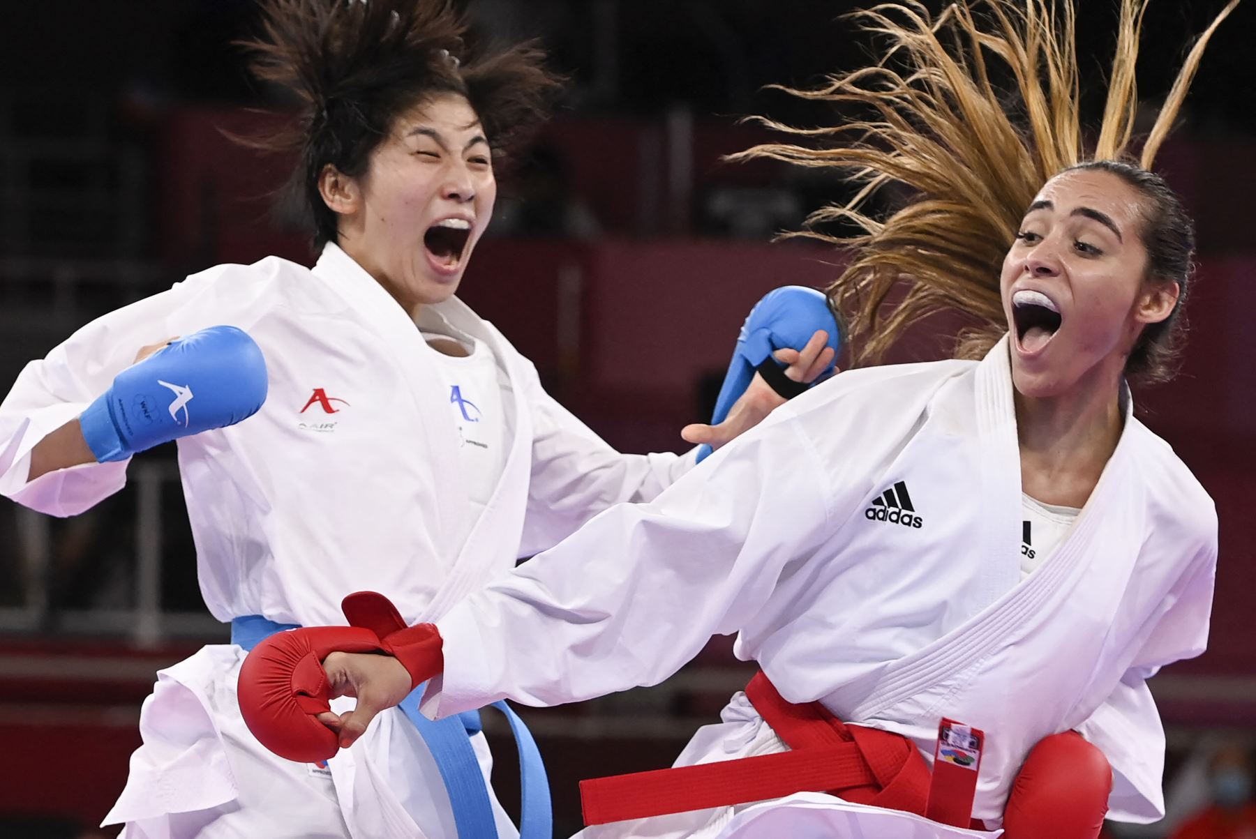 La japonesa Mayumi Someya compite contra la venezolana Claudymar Garces Sequera en la ronda eliminatoria de kumite femenino -61 kg de kárate durante los Juegos Olímpicos de Tokio 2020, en el Nippon Budokan. Foto: AFP