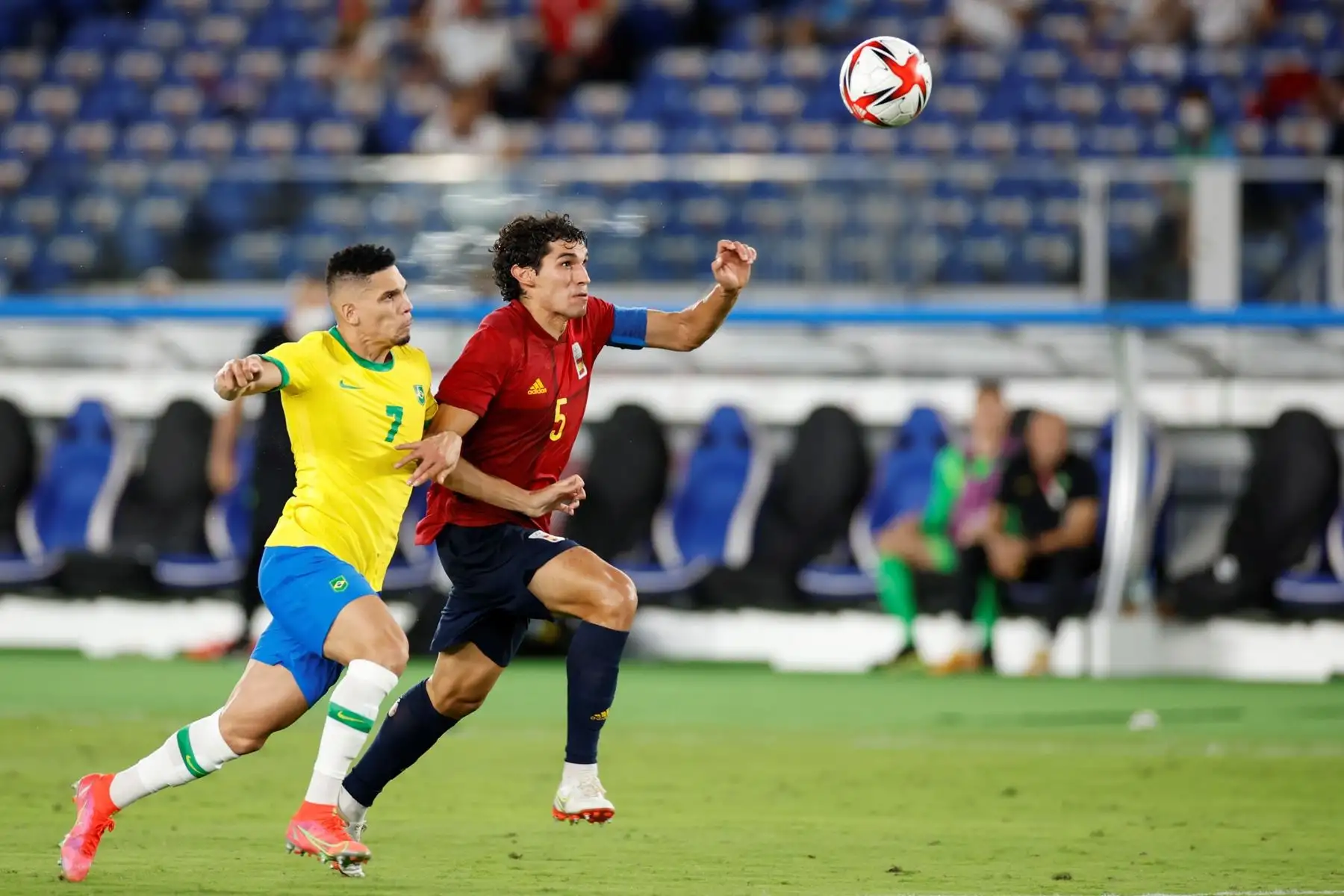 El defensa español Jesús Vallejo pelea el balón ante el delantero brasileño Paulinho durante la final de fútbol masculino de los Juegos Olímpicos 2020, en el Estadio Internacional de Yokohama en Yokohama. Foto: EFE