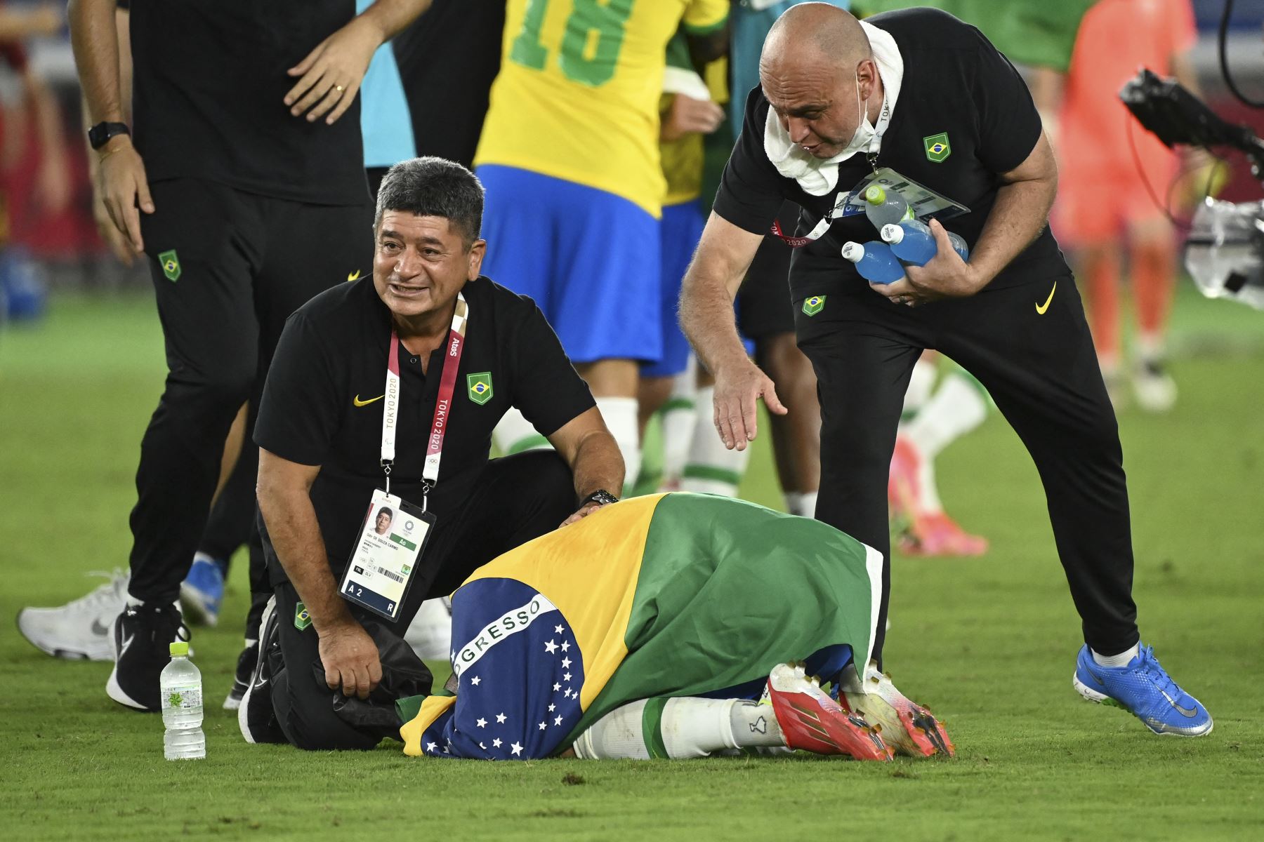 Dani Alves envuelto en una bandera brasileña celebra después de ganar el partido por la medalla de oro masculina de la competencia de fútbol de los Juegos Olímpicos de Tokio 2020. Foto: AFP