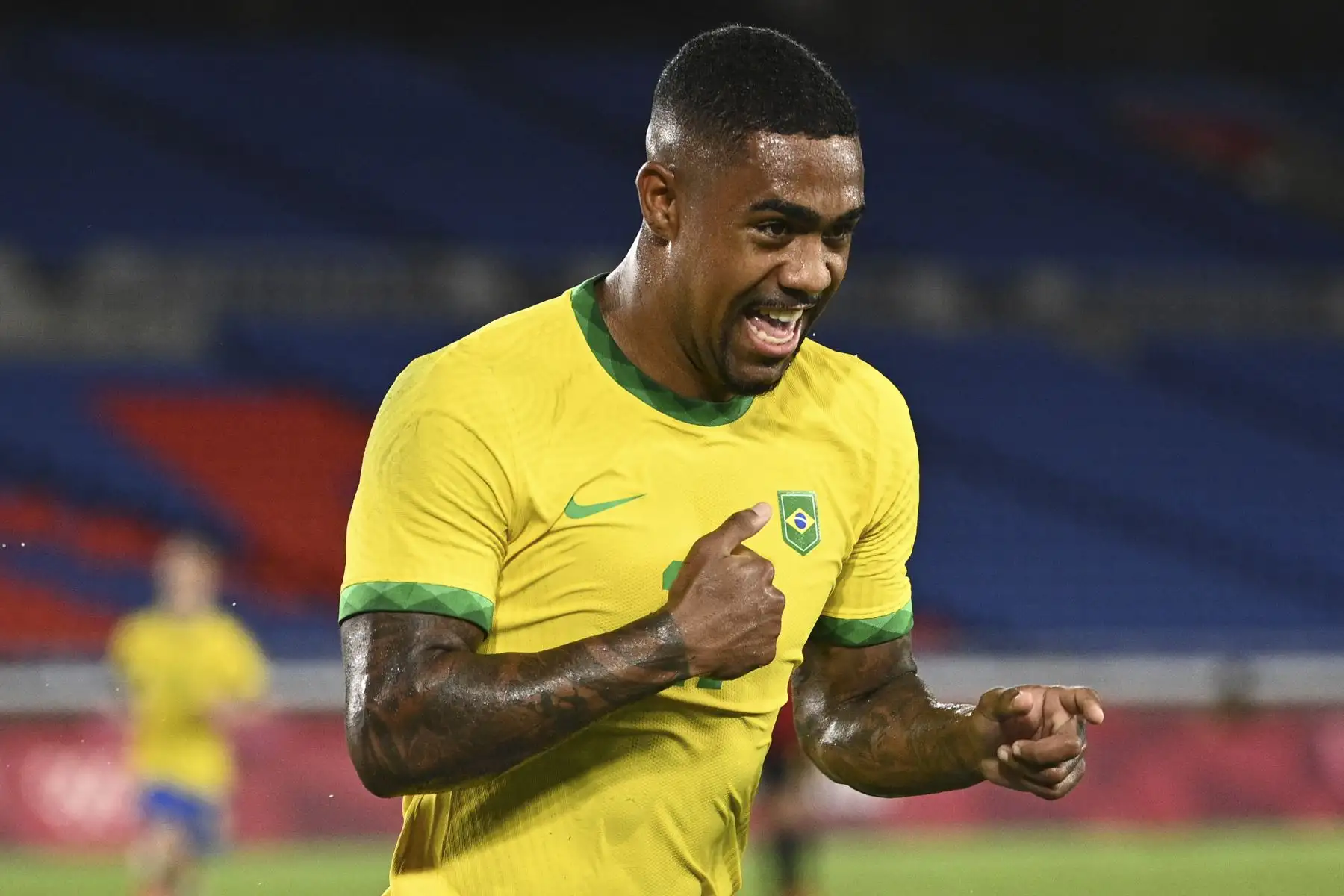 Malcom Filipe de Brasil celebra tras anotar contra España durante el partido por la medalla de oro masculina de la competencia de fútbol de los Juegos Olímpicos de Tokio 2020. Foto: AFP