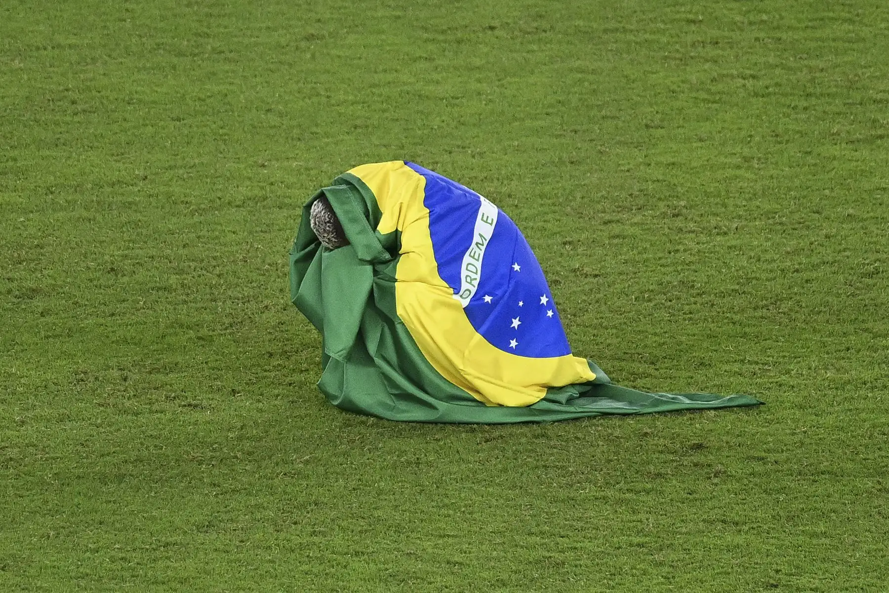 Richarlison de Brasil, envuelto en una bandera brasileña, celebra después de ganar la medalla de oro masculina de la competencia de fútbol de los Juegos Olímpicos de Tokio 2020. Foto: AFP