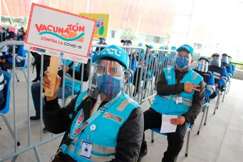 Se pondrá a disposición del personal programado según el grupo etario, vacunabuses para trasladarlos a los locales de inmunización. Foto: ANDINA/ATU.