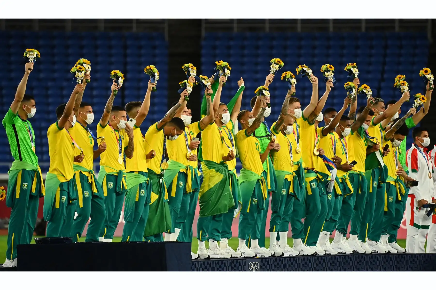 Los medallistas de oro de Brasil celebran en el podio durante la ceremonia de entrega de medallas de la competencia de fútbol masculino de los Juegos Olímpicos de Tokio 2020. Foto: AFP