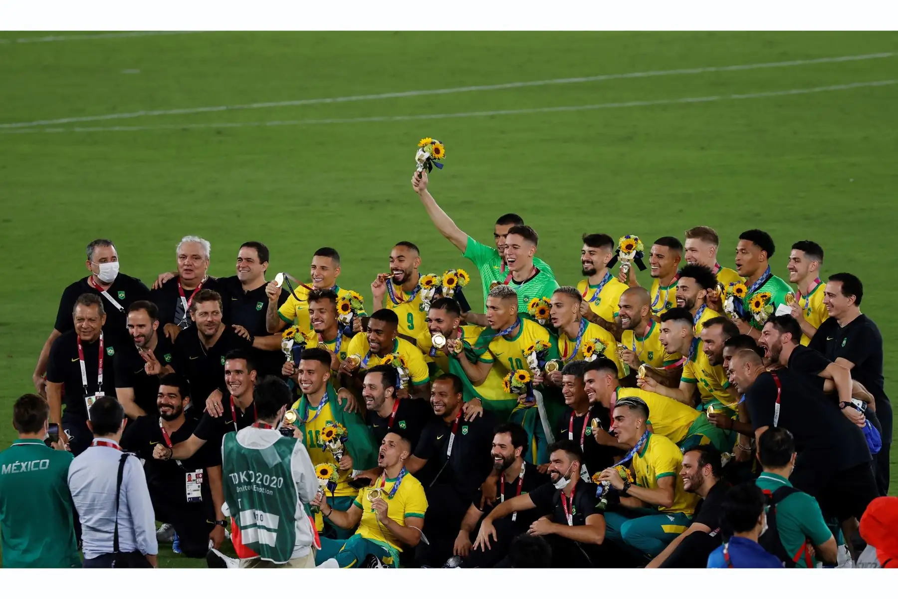 Los medallistas de oro de Brasil celebran en el podio durante la ceremonia de entrega de medallas de la competencia de fútbol masculino de los Juegos Olímpicos de Tokio 2020. Foto: EFE