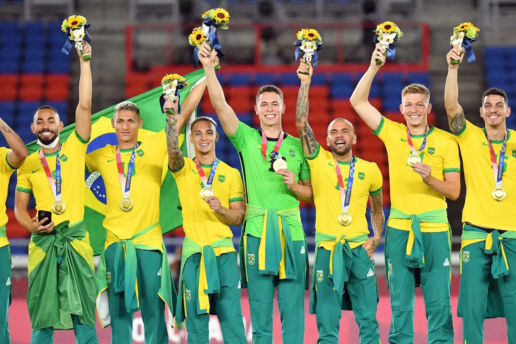 Los medallistas de oro de Brasil celebran en el podio durante la ceremonia de entrega de medallas de la competencia de fútbol masculino de los Juegos Olímpicos de Tokio 2020, en el Estadio Internacional de Yokohama. Foto: AFP
