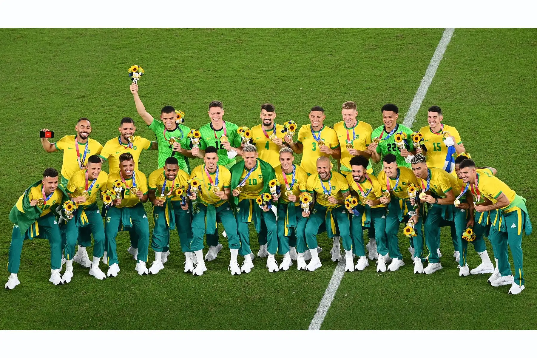 Los medallistas de oro de Brasil celebran en el podio durante la ceremonia de entrega de medallas de la competencia de fútbol masculino de los Juegos Olímpicos de Tokio 2020 en el Estadio Internacional de Yokohama. Foto: AFP