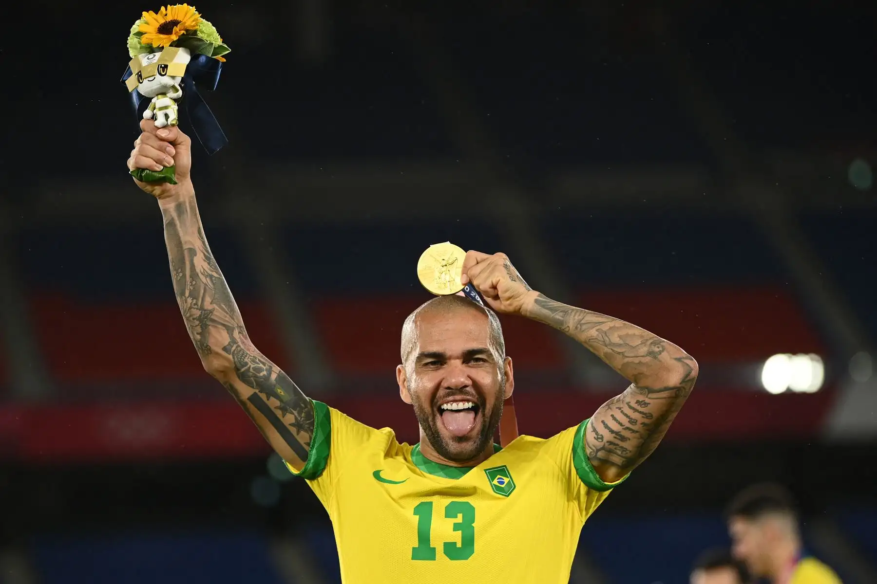 El medallista de oro de Brasil, Dani Alves, celebra después de recibir su medalla en el podio, durante los Juegos Olímpicos de Tokio 2020, en el Estadio Internacional de Yokohama. Foto: AFP