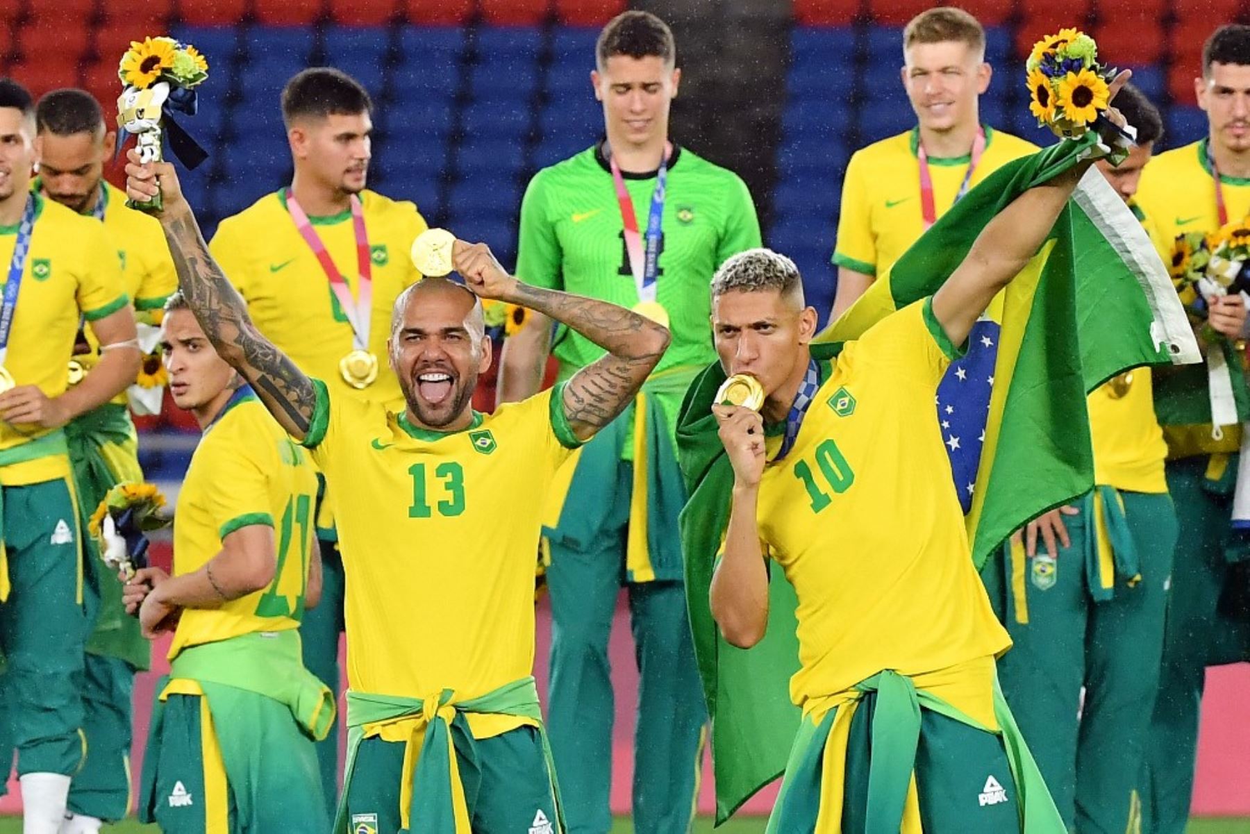 Brasil llena de orgullo a la prensa de su país y elogio a sus figuras Dani Alves y Richarlison