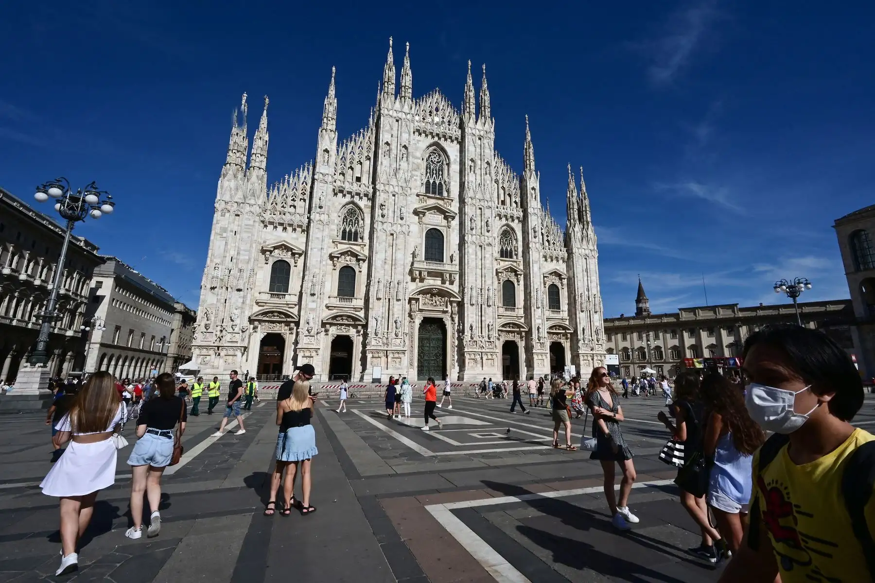 Turistas pasean por la plaza del Duomo frente a la Catedral del Duomo, en el centro de Milán, Italia. Foto: AFP