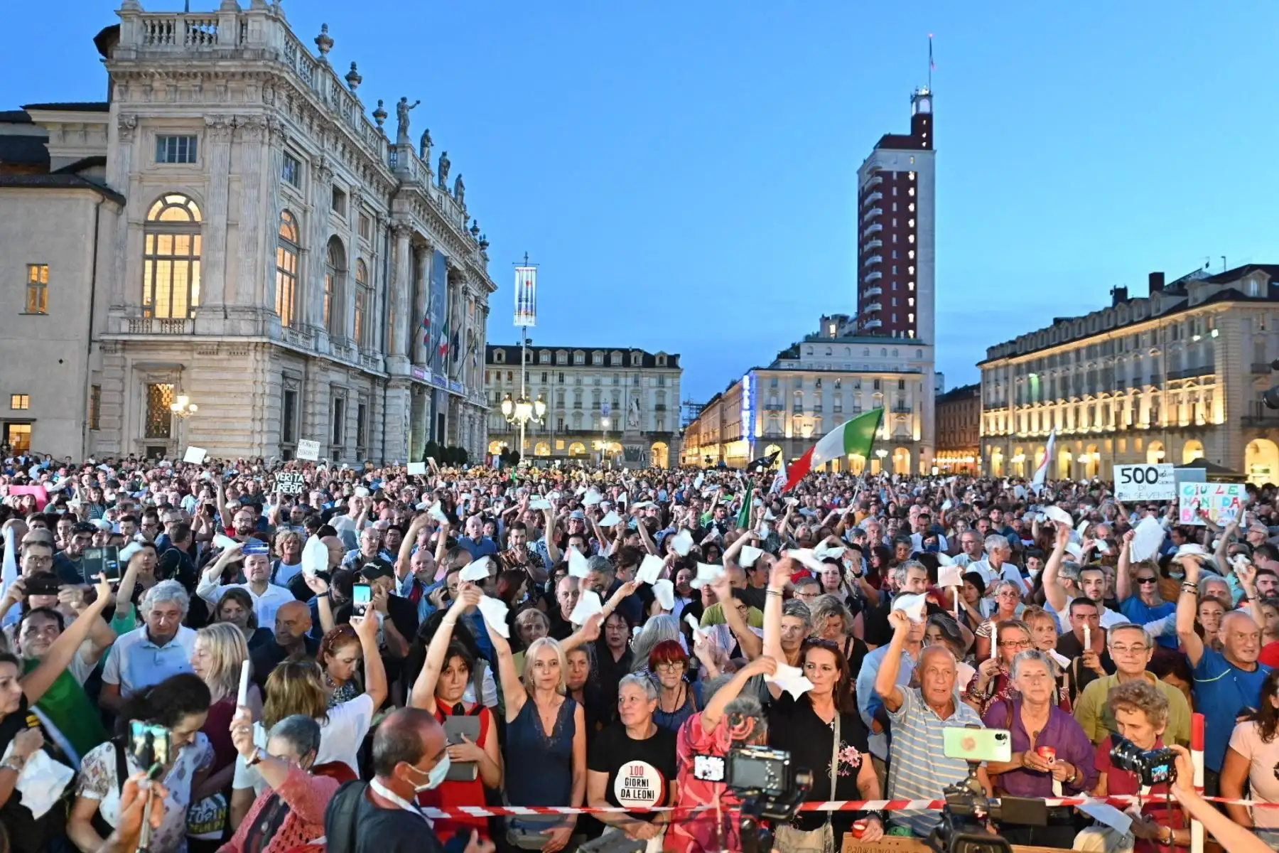 Manifestación contra el Green Pass, en Turín, Italia. Foto: EFE
