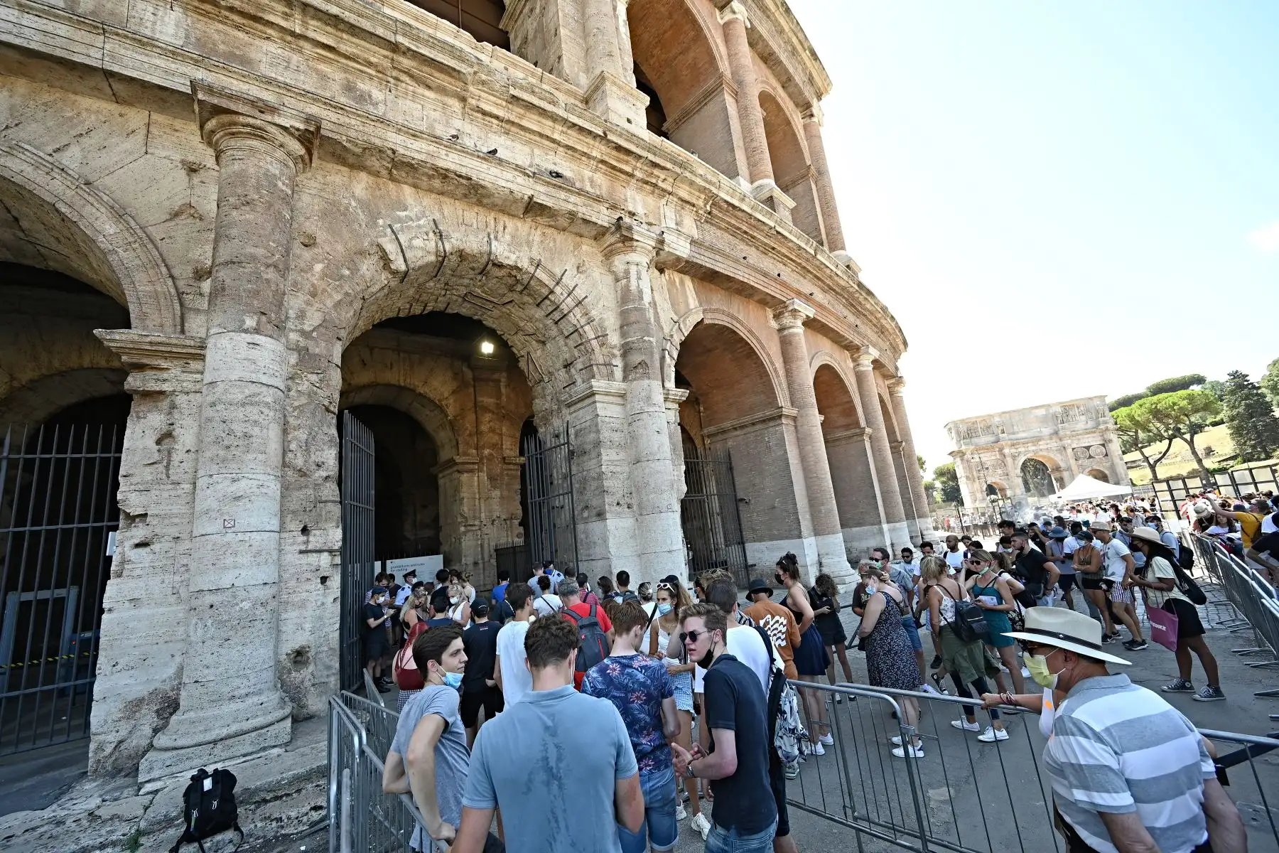 Los visitantes esperan en la fila antes de mostrar sus certificados Covid-19 para ingresar al Antiguo Coliseo en el centro de Roma, Italia. Foto: AFP